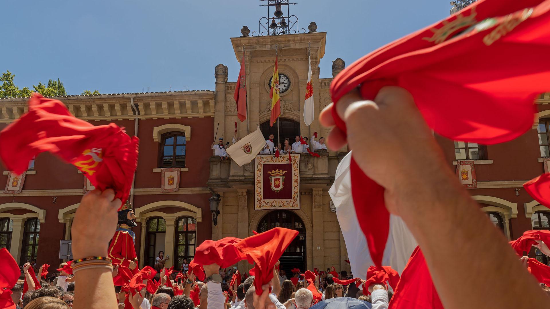 Pañuelos en alto y, en respuesta, las banderas se ondean en el saludo de la Corporación