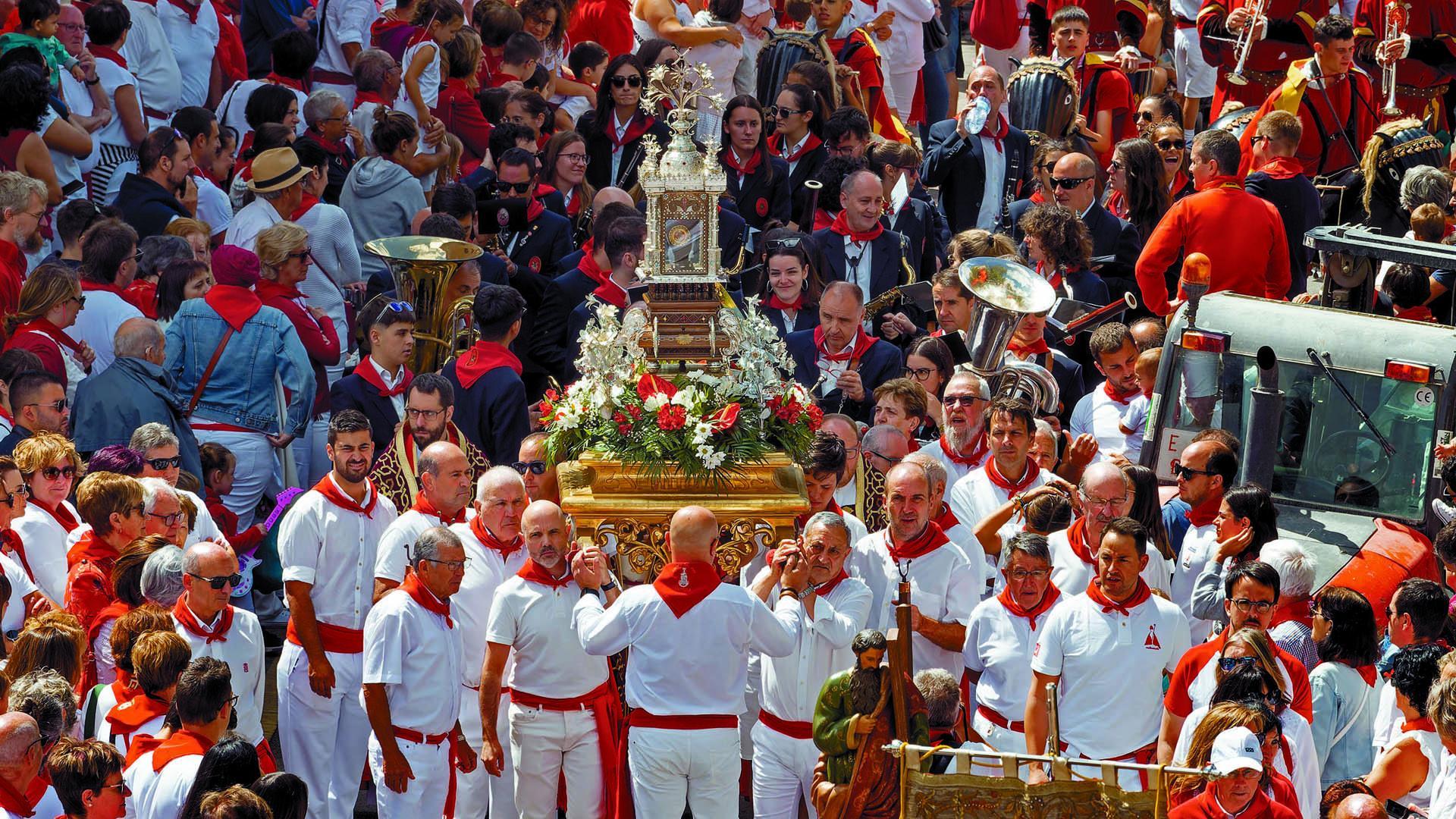 La reliquia de San Andrés, rodeada de los hombres que se turnan para portar las andas y del numeroso público apostado a su paso