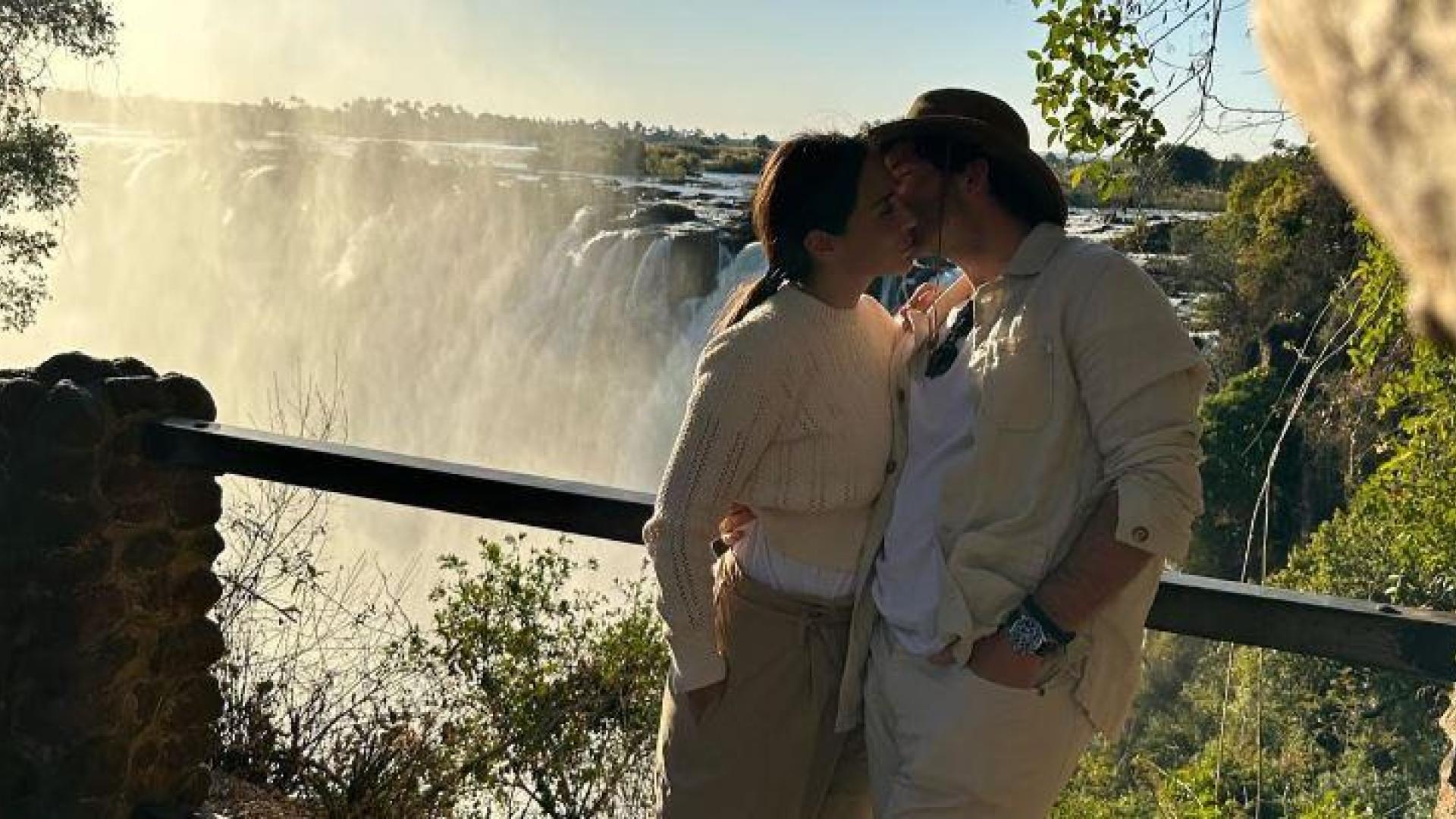 Tamara Falcó e Iñigo Onieva se besan delante de las cataratas Victoria