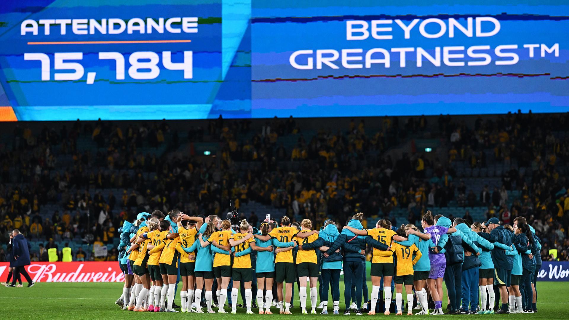 Las jugadora de Australia celebran el pase a cuartos de final tras ganar a Dinamarca. Al fondo, la cifra de asistencia del partido