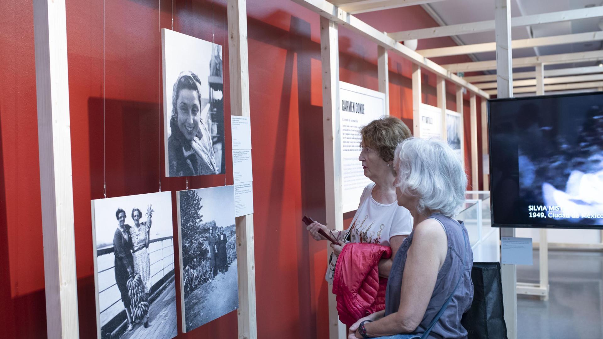 Dos mujeres contemplan las fotografías expuestas en el Planetario