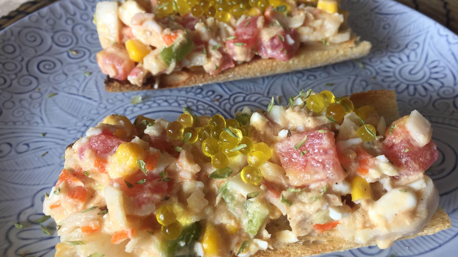 Ensaladilla de tomate sobre maravilloso pan de cristal