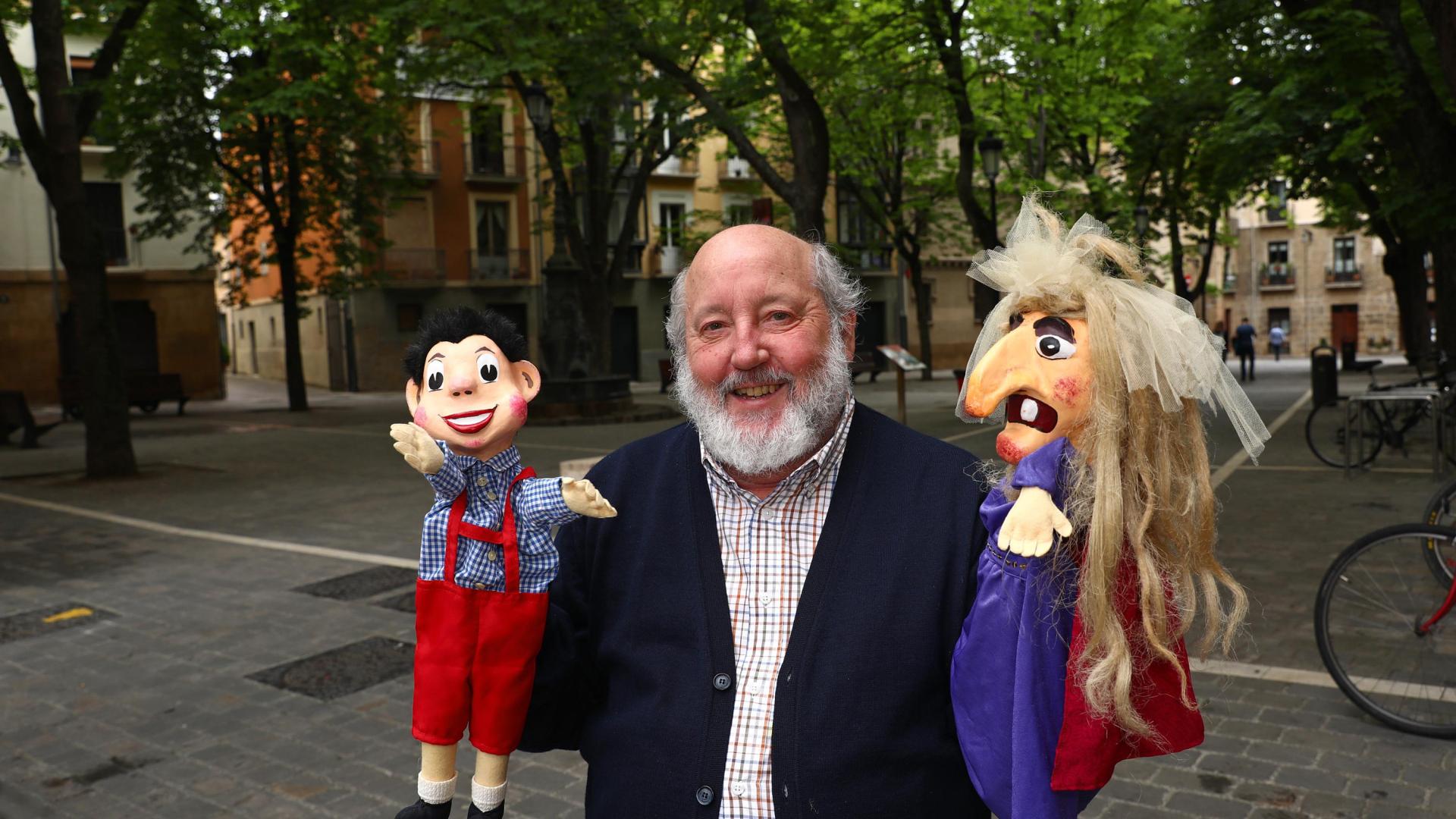 Aranguren posa en la plazuela de San José con dos marionetas de Gorgorito y la bruja Ciriaca, que encargó para el Taller de Teatro del Instituto Navarro Villoslada