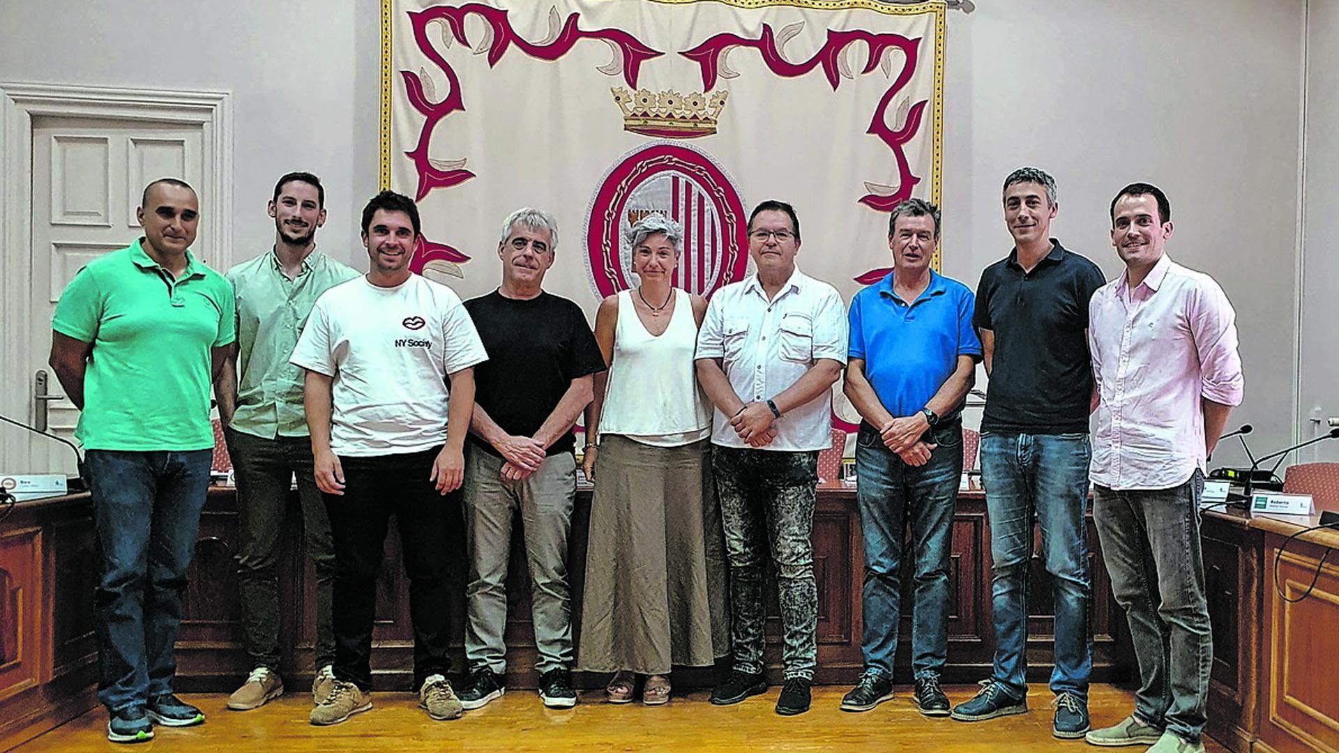 Desde la izquierda, Carlos Mena, Mikel Martínez, Aitor Sola (vicepresidente), Kiko Martínez, Marta Tiebas (presidenta), Ricardo Murillo, Jesus Esparza, Roberto González y Javier Solozábal