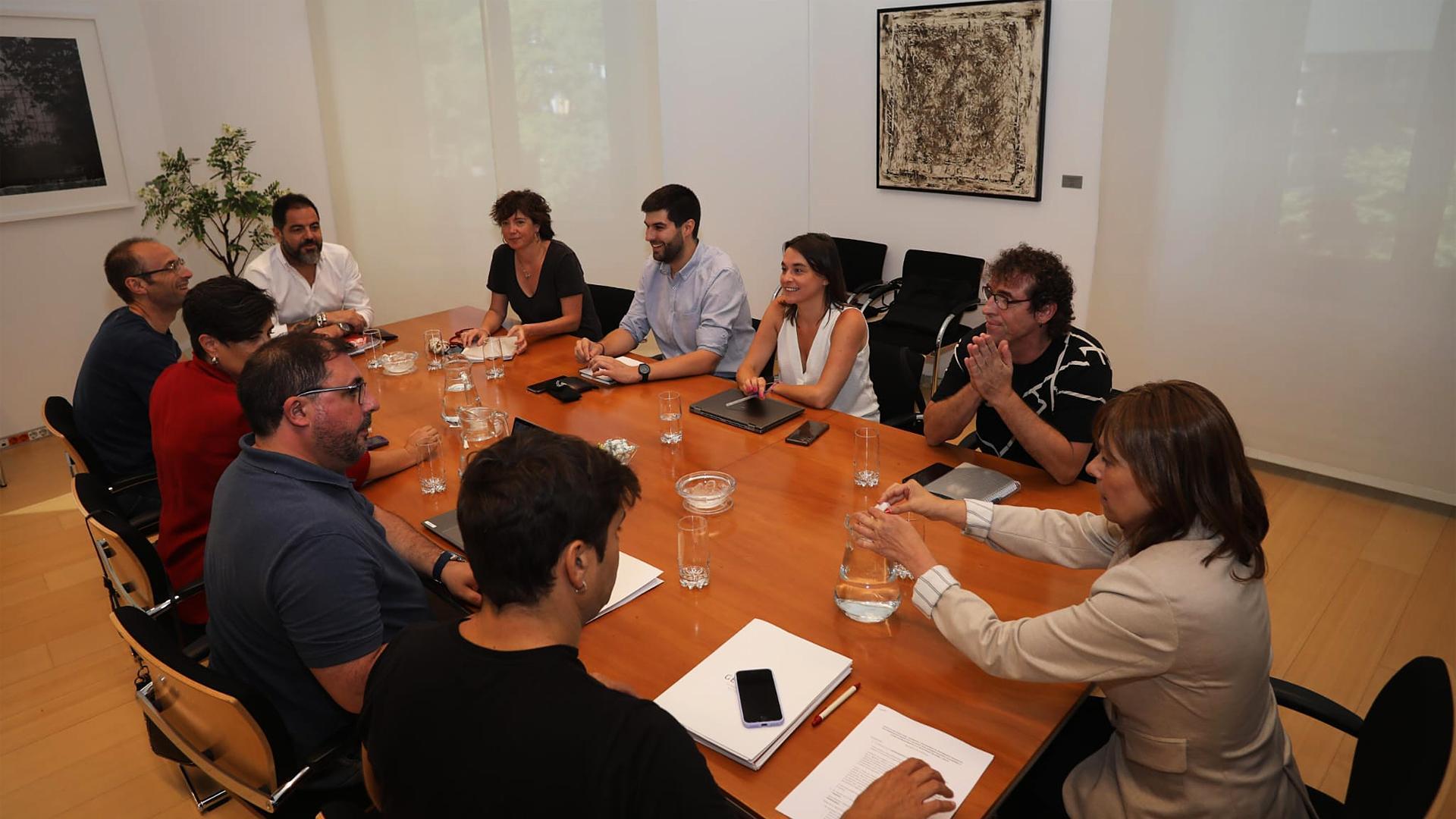 Inicio de la reunión entre PSN, Geroa Bai y Contigo Zurekin en el Parlamento de Navarra
