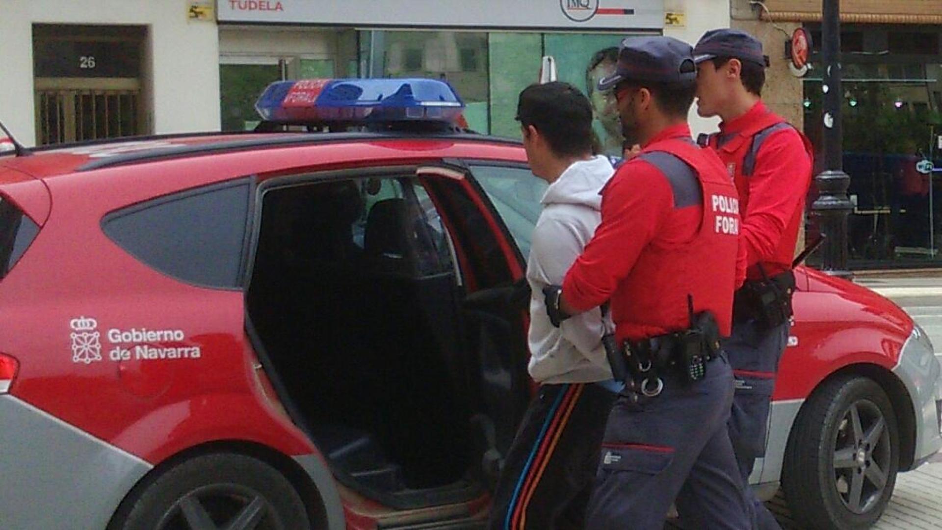 Momento de la detención de un hombre en Estella por grabar un encuentro sexual sin el consentimiento de la mujer