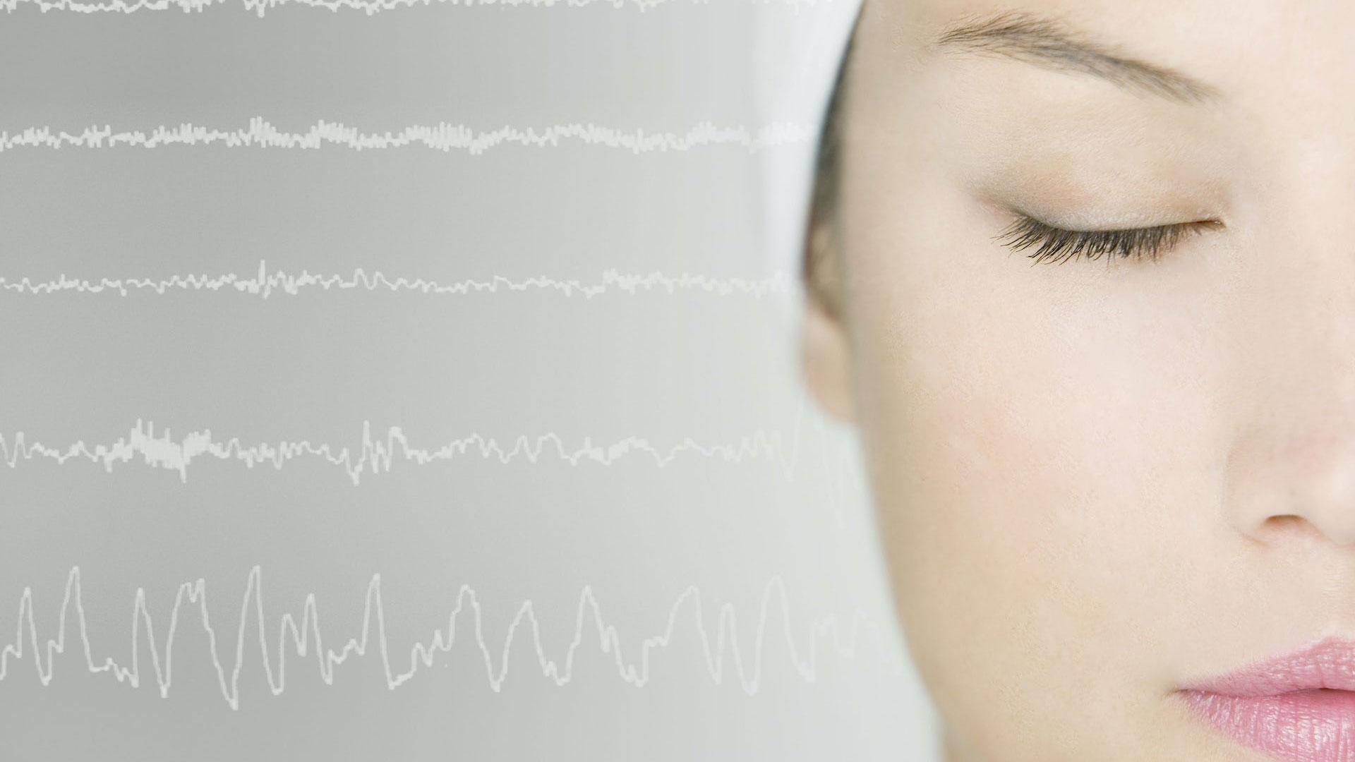 dormir es un proceso vital para la salud del cerebro ya que es cuando realiza funciones críticas como consolidar recuerdos, regular las emociones y reparar células dañadas