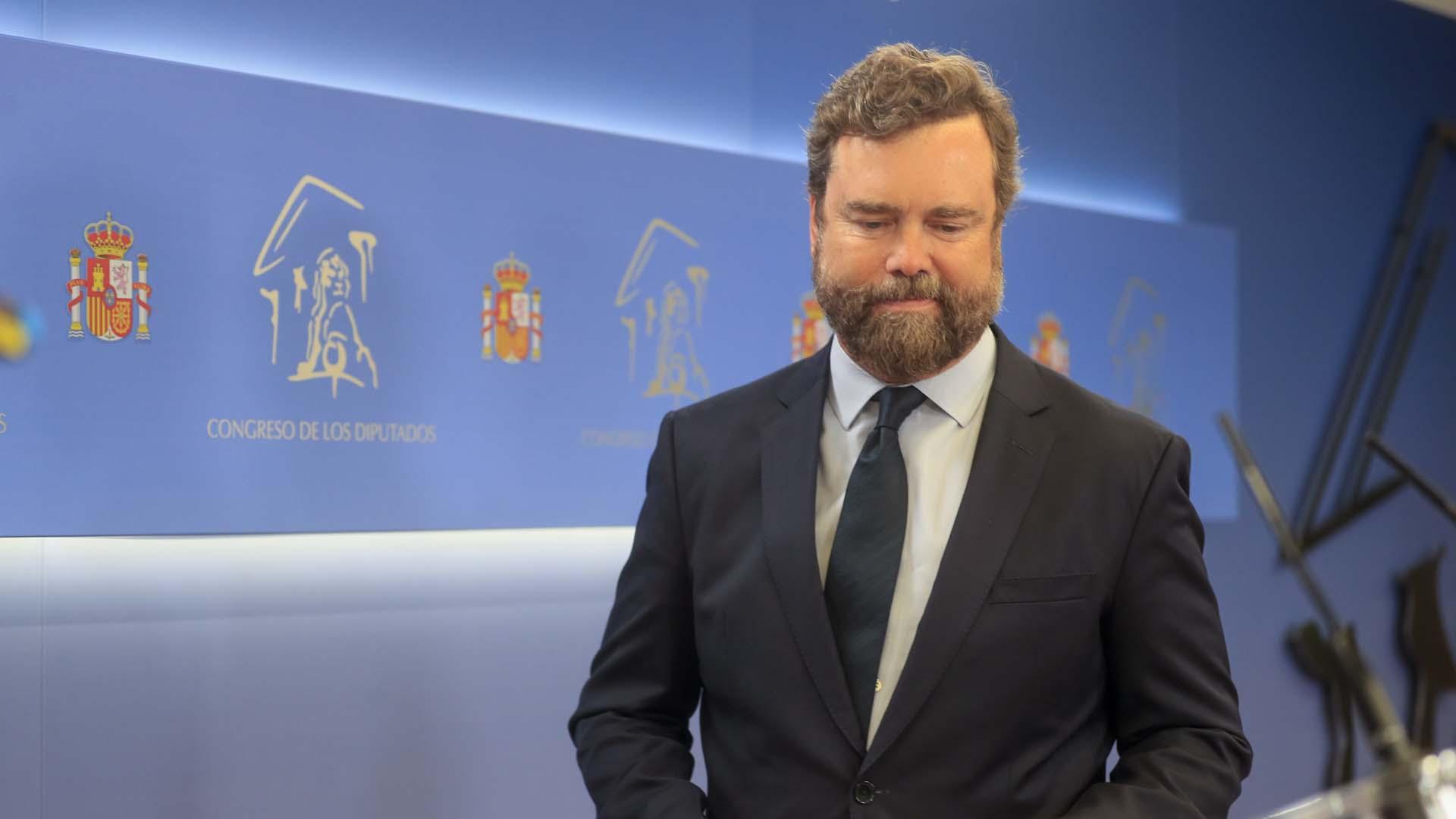 Espinosa de los Monteros, momentos antes de iniciar la comparecencia en la que ha comunicado su decisión de dejar el Congreso y la dirección de Vox