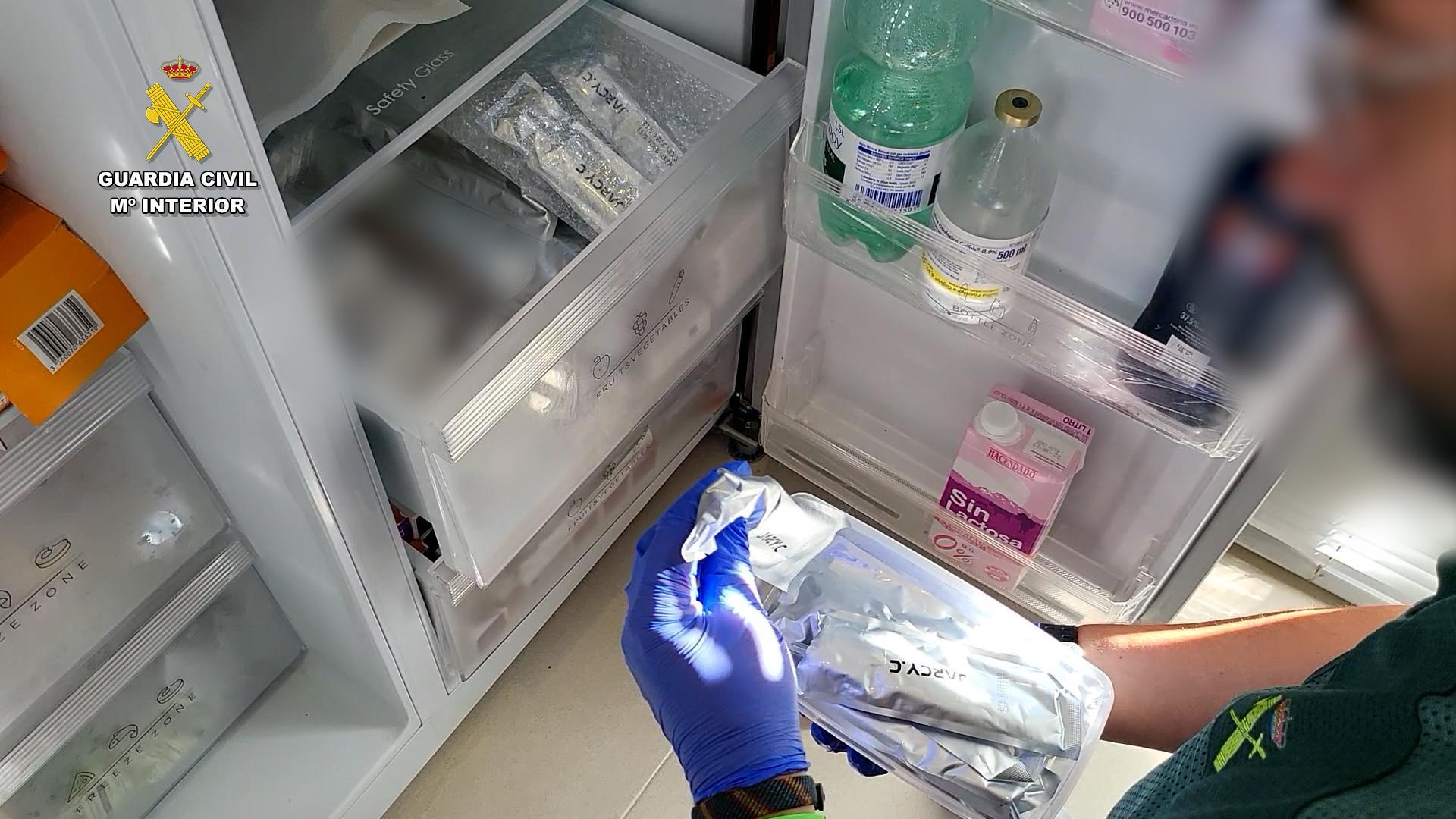 La detenida guardaba los medicamentos que empleaba en los tratamientos en el frigorífico de la cocina, sin las menores condiciones higiénico-sanitarias