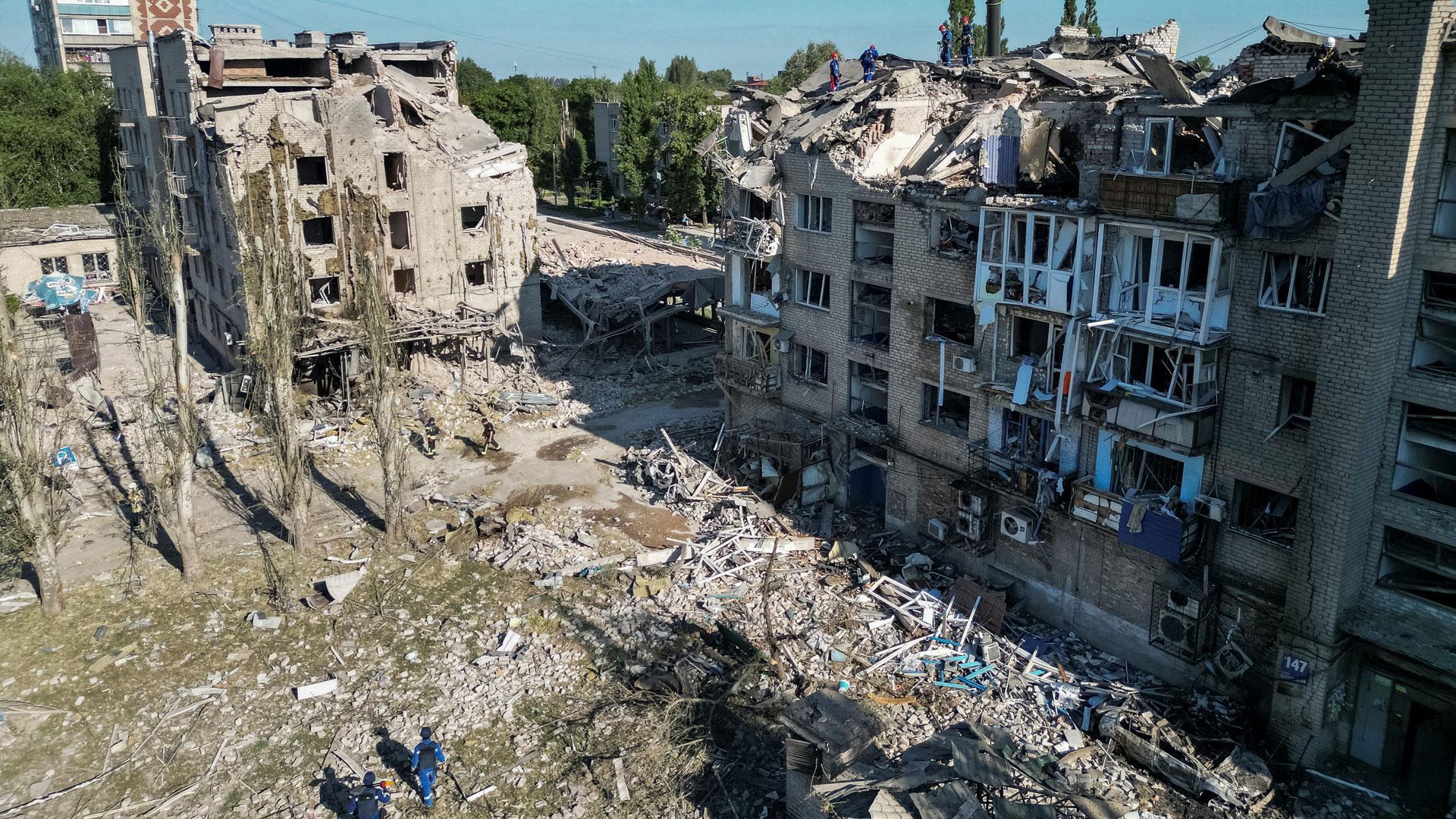 Los servicios de rescate trabajan en los restos de los edificio destruidos durante un ataque con misiles rusos en Pokrovsk, Donetsk (Ucrania)