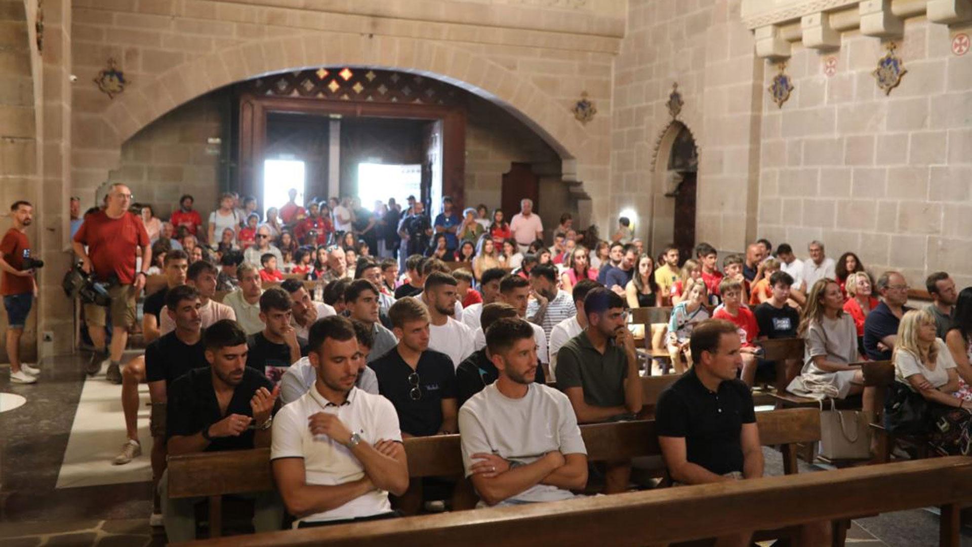La plantilla de Osasuna cumple con la tradición y visita Javier