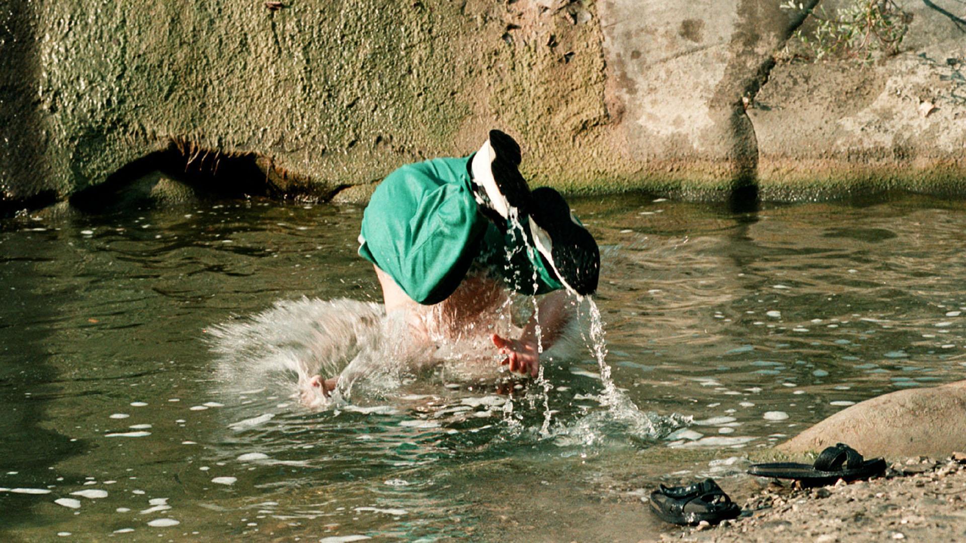 En Huarte, el sofocante calor llevó a alguna persona a bañarse con ropa