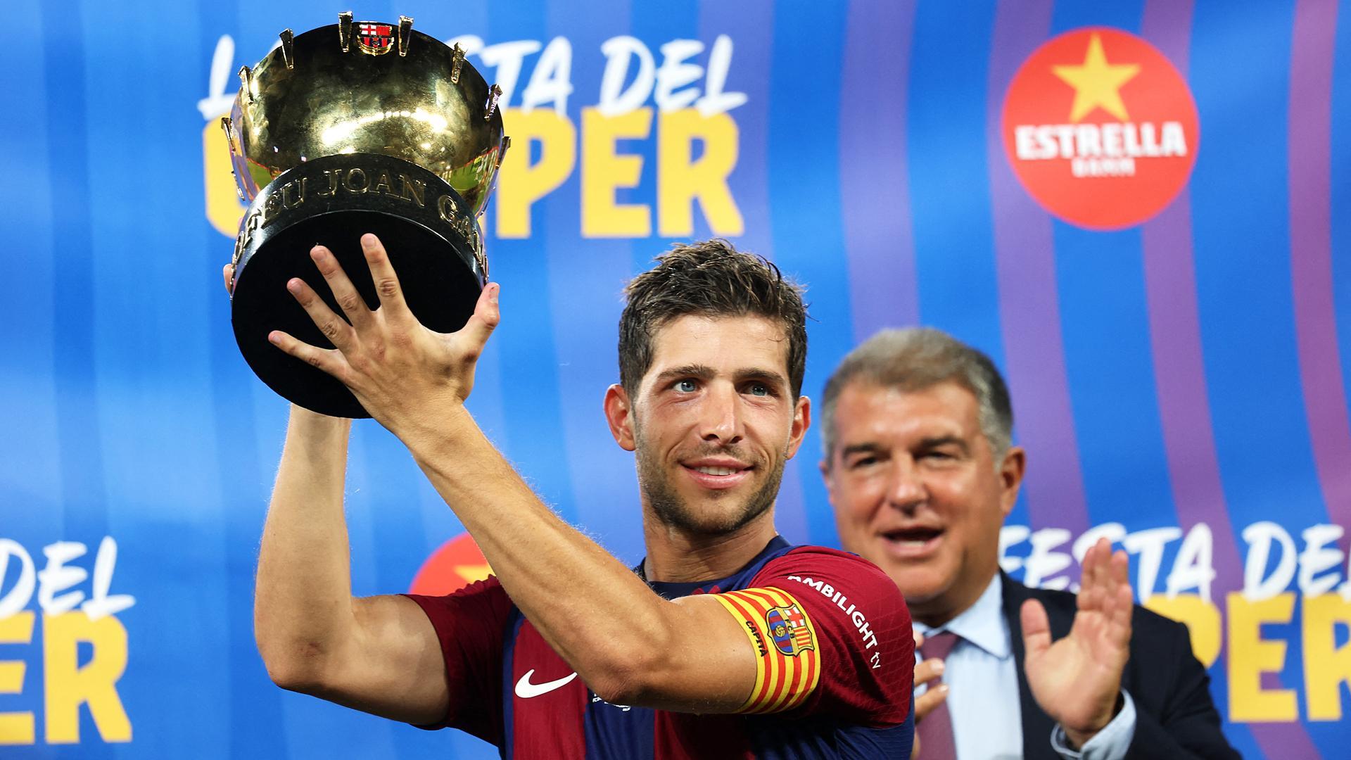 Sergi Roberto levanta el trofeo Joan Gamper tras la victoria culé contra el Totenham