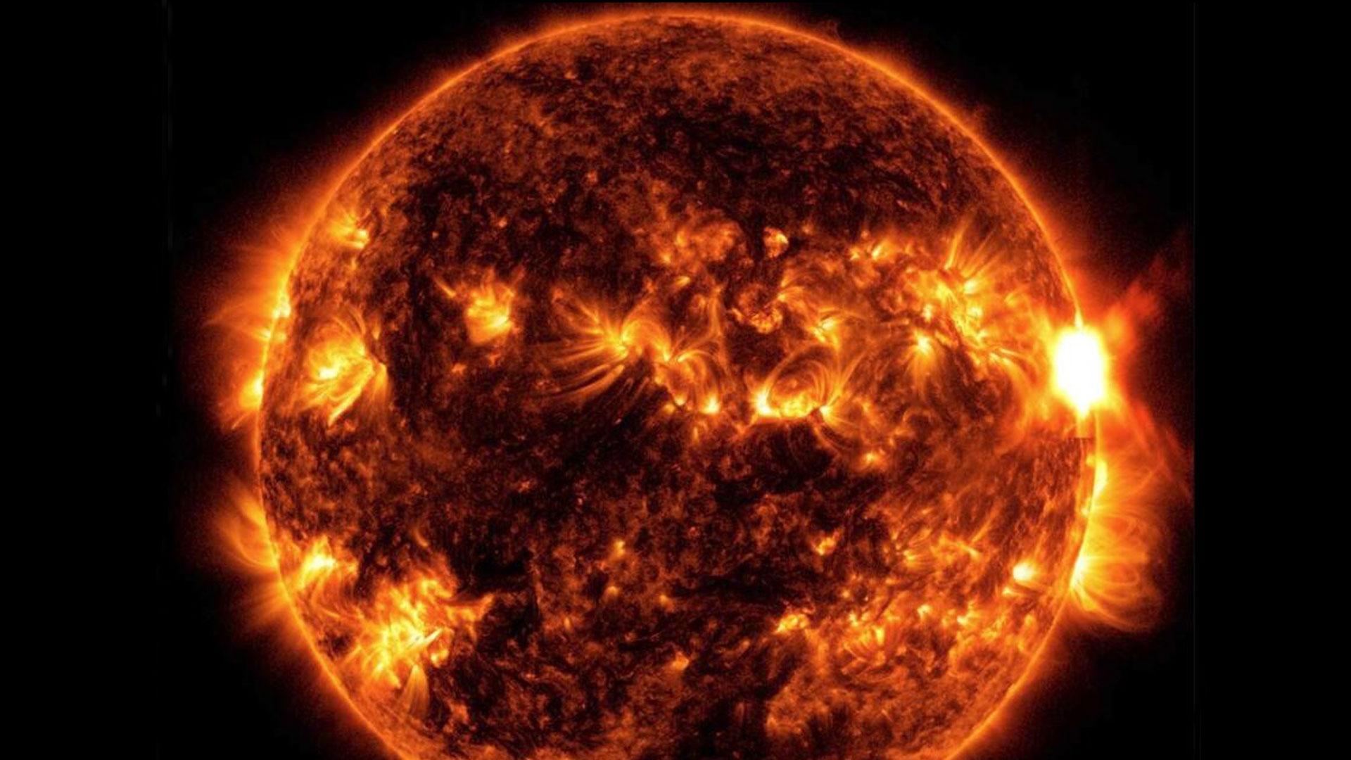 El Observatorio de Dinámica Solar de la NASA capturó esta imagen de una llamarada solar, como se ve en el destello brillante de la derecha, el 5 de agosto de 2023