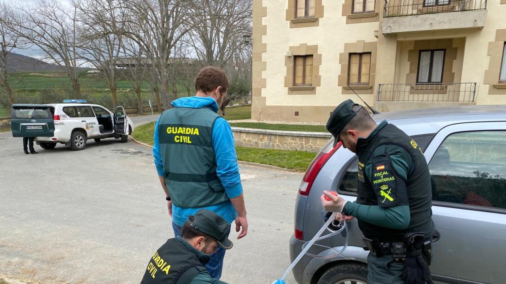 Los agentes de la Guardia Civil comprobaron que el combustible del depósito del vehículo del trabajador investigado era Gasóleo B, de uso exclusivo para maquinaria agrícola
