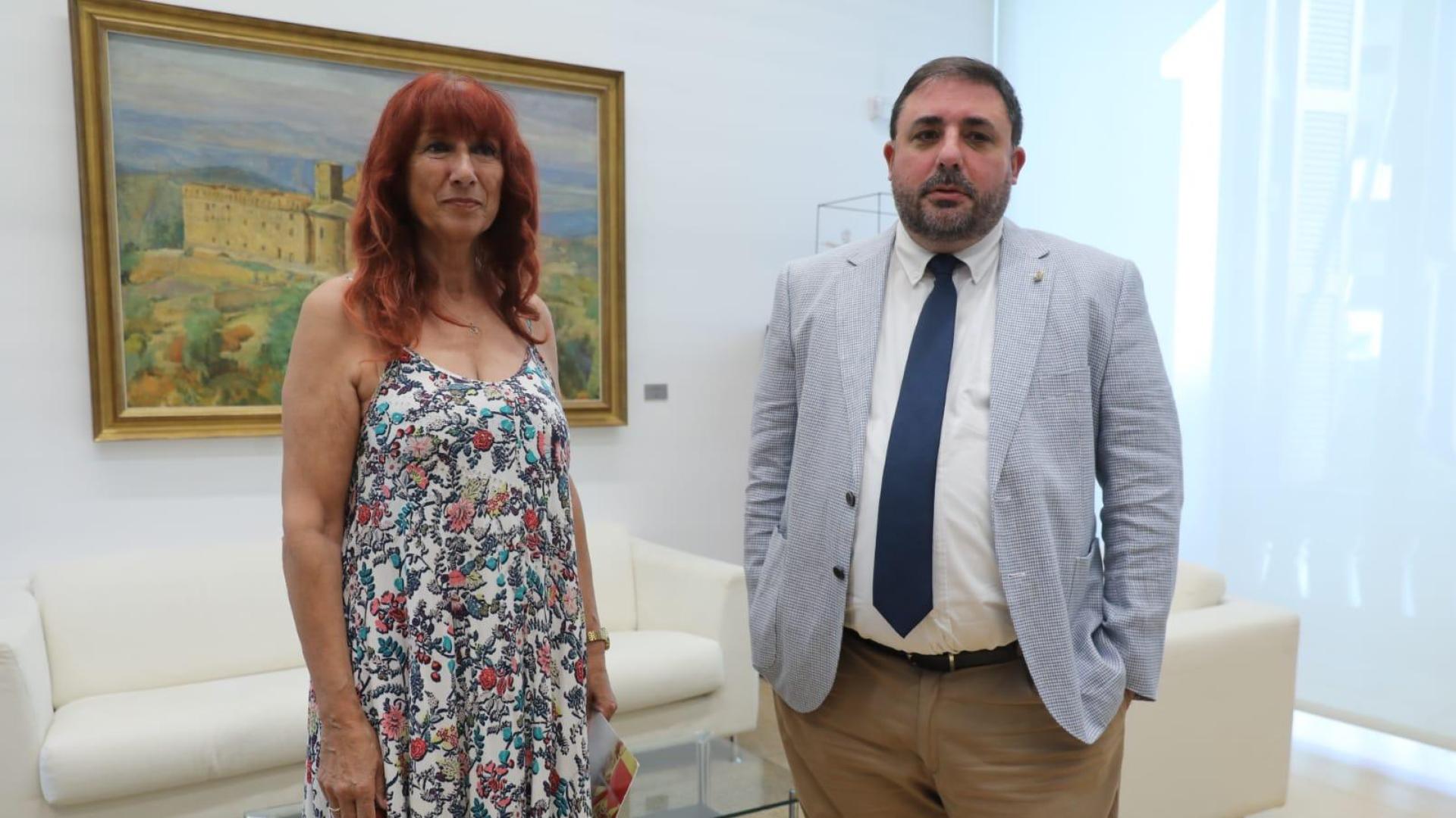 Maite Nosti (Vox) y Unai Hualde, presidente del Parlamento