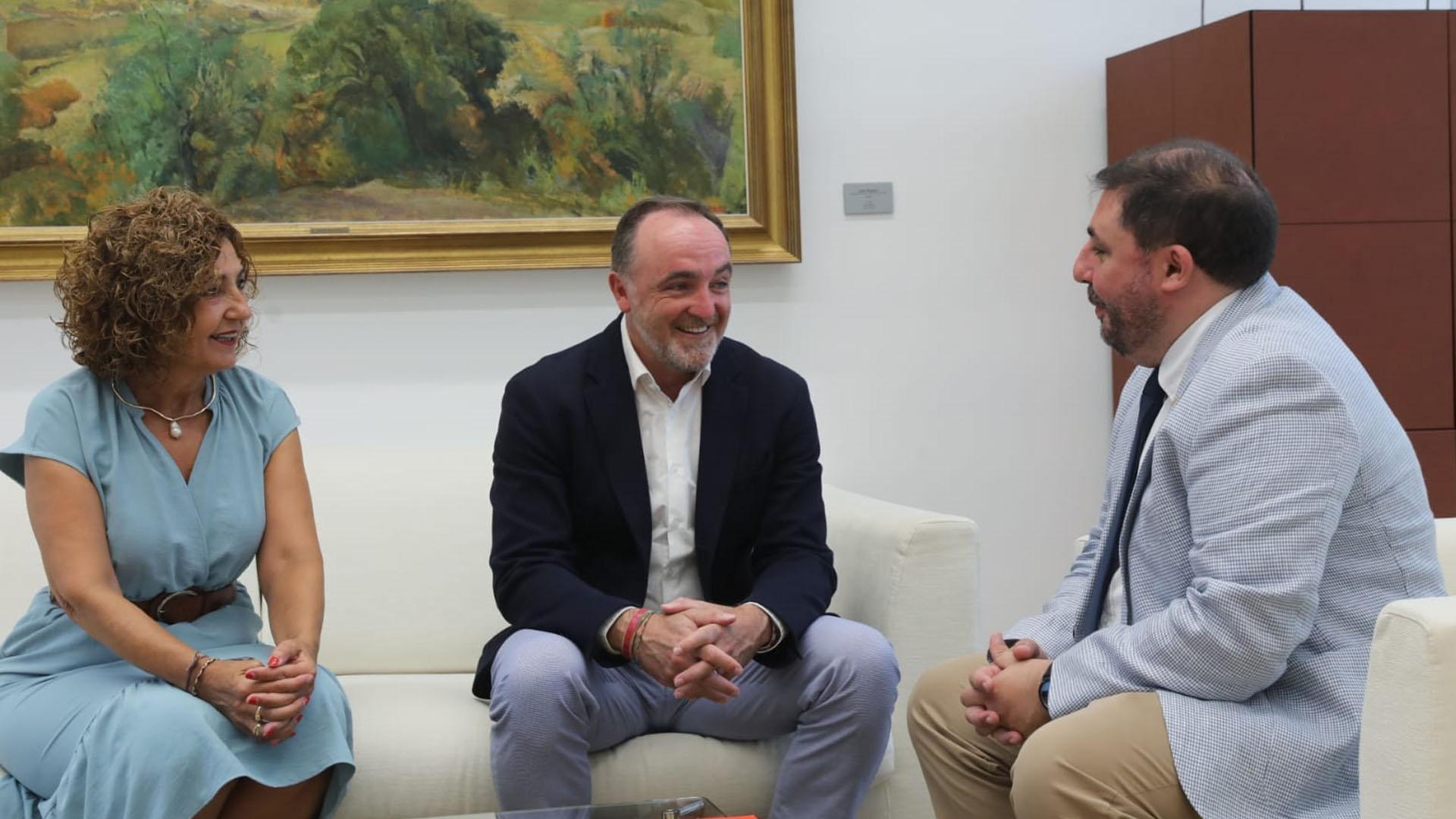 Yolanda Ibáñez, Javier Esparza y Unai Hualde