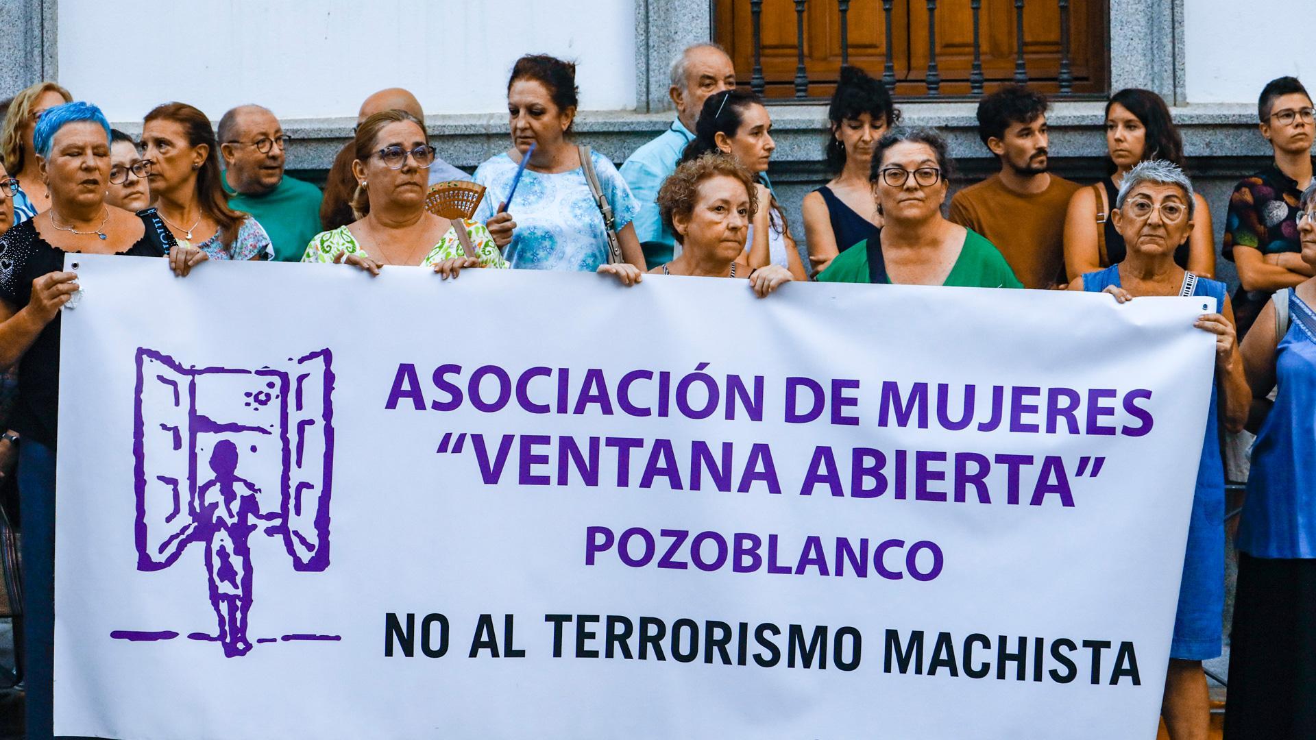 Concentración por la mujer de 31 años asesinada este martes en Pozoblanco (Córdoba)