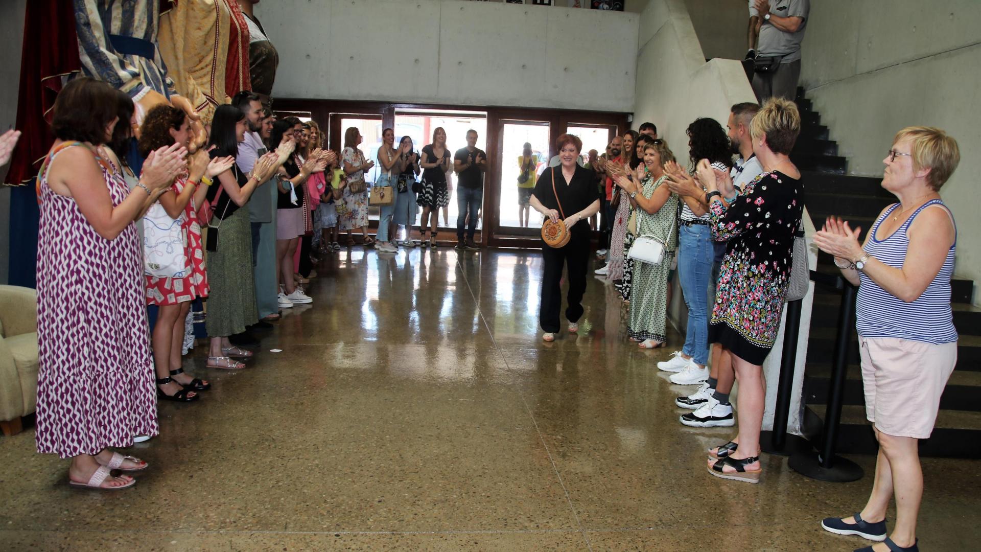 La profesora María Victoria Hera, rodeada por alumnos y compañeros de profesión durante su homenaje en Milagro