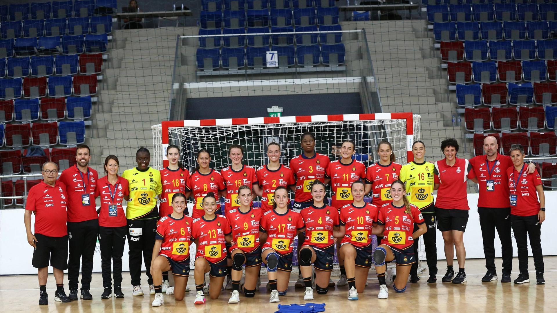 Kelly Nnonzie Fonkeng (3) y, abajo, Estitxu Rodríguez (5) posan con la selección nacional juvenil