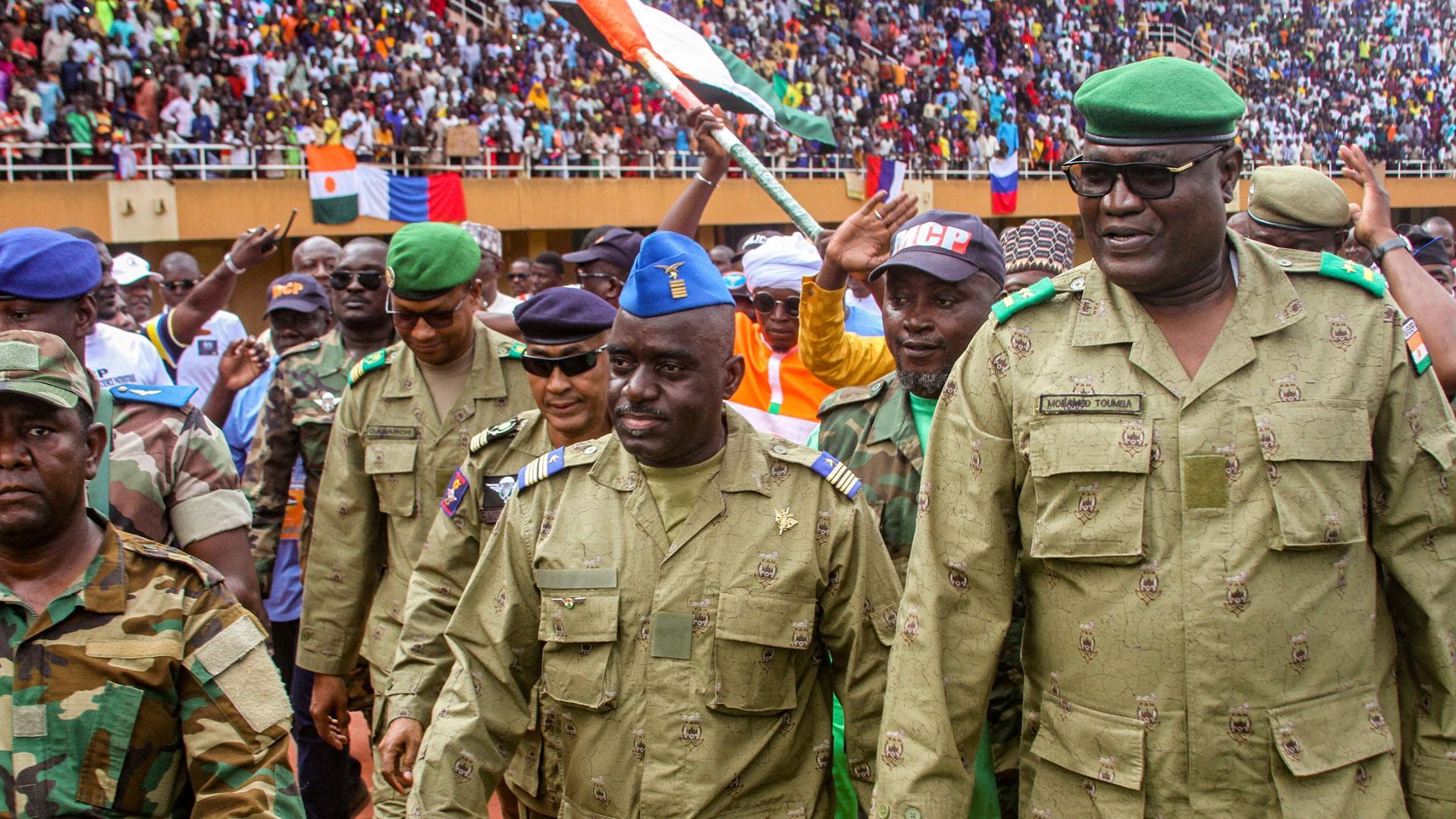 Miembros de la junta militar que dio un golpe de estado en Níger asisten a un mitin en un estadio en Niamey