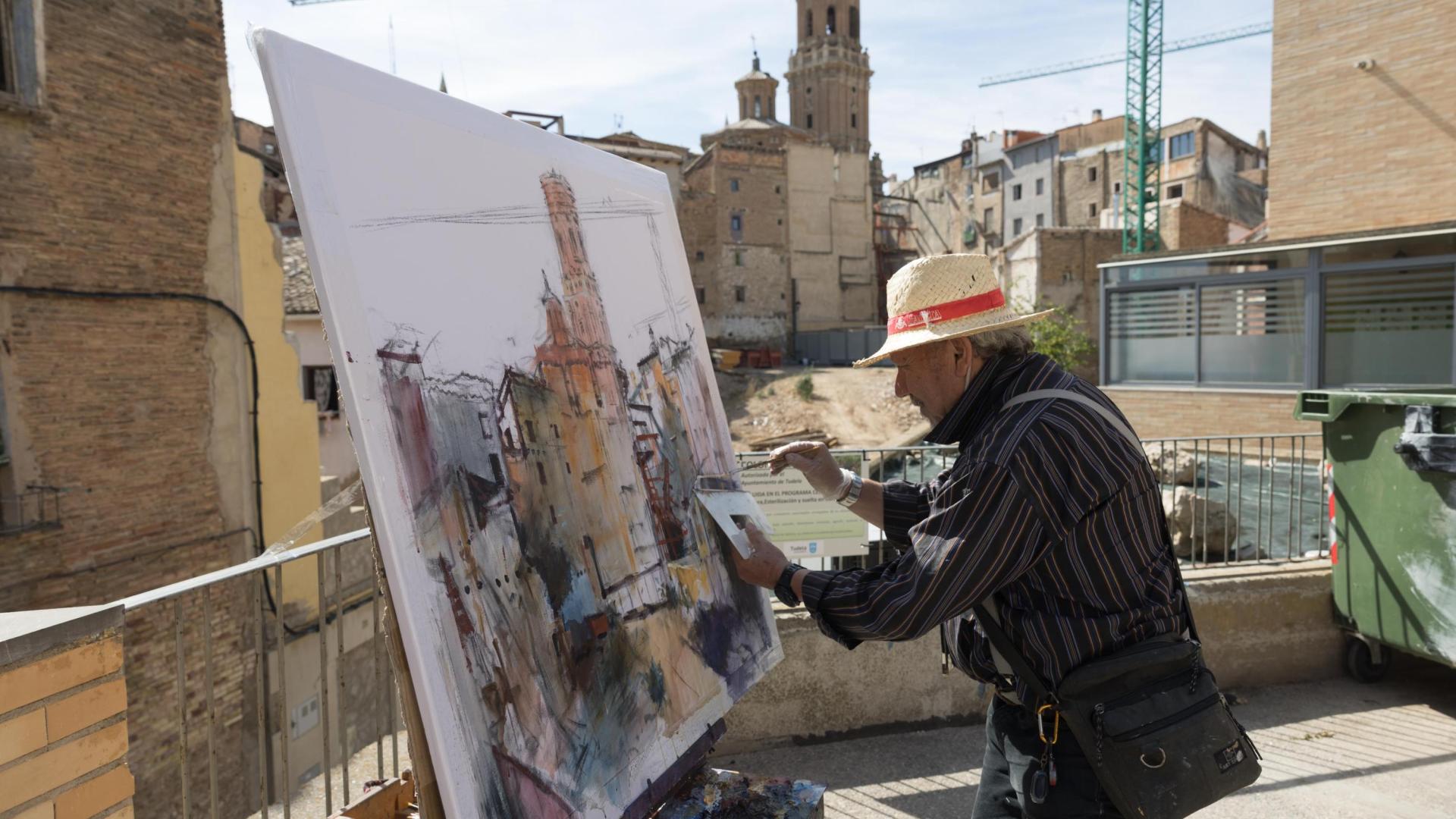El artista catalán Antonio Darias Martínez, durante la realización de la obra con la que ganó en 2022