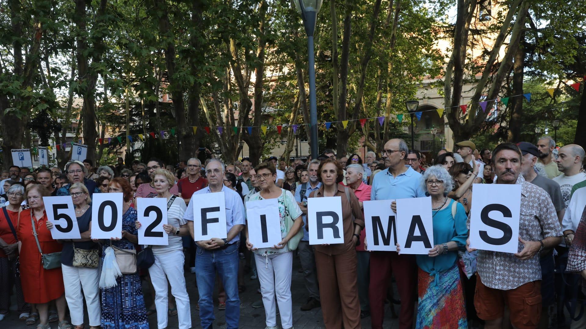 Vecinos, concentrados en protesta contra la construcción del parking de la calle Sangüesa