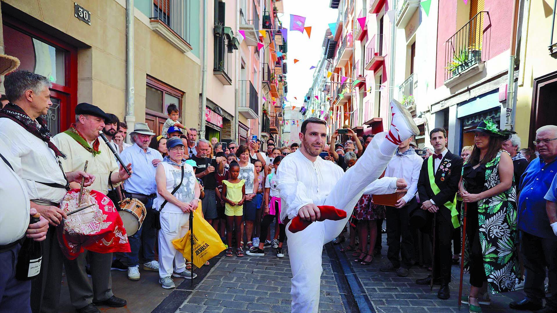 Aurresku en honor de Jesús Armañanzas, en la misma calle San Lorenzo