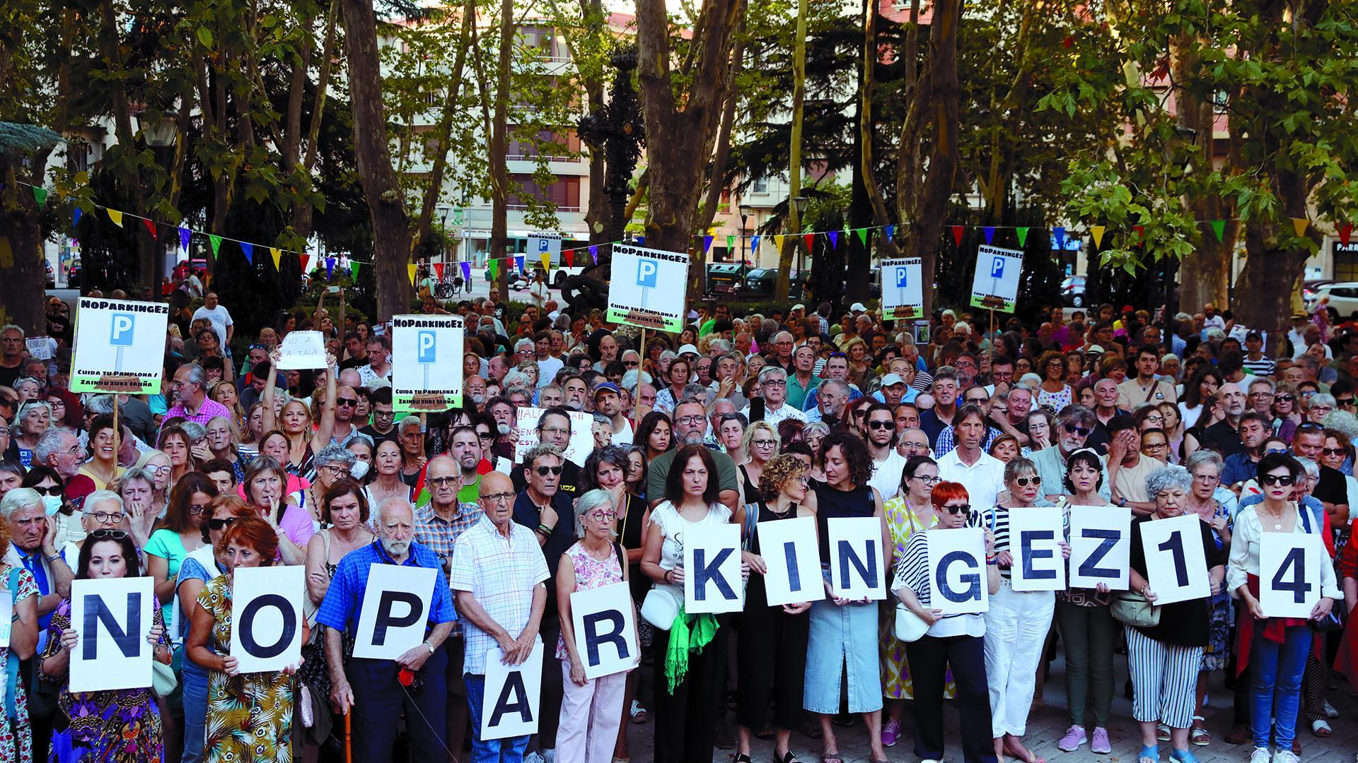 Personas claman contra el aparcamiento en la Plaza de Cruz