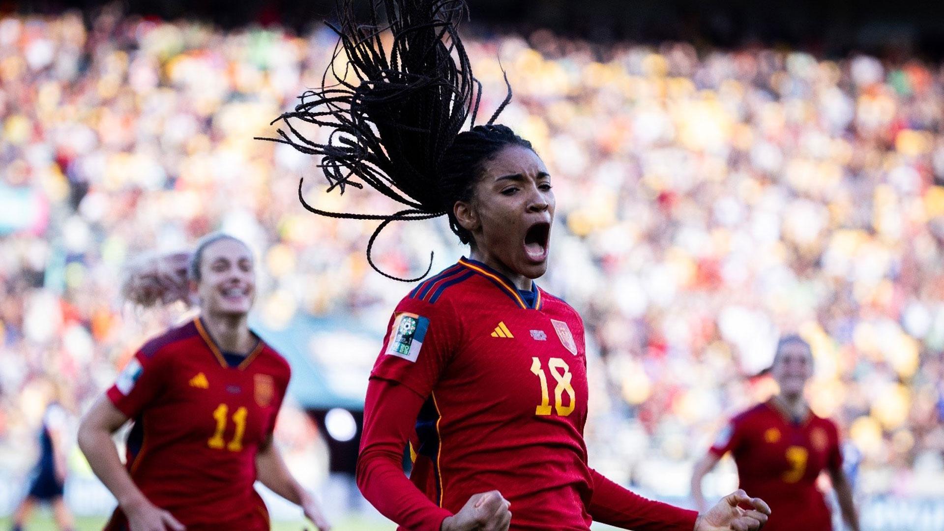 Salma Paralluelo celebra el tanto de la victoria frente a Países Bajos