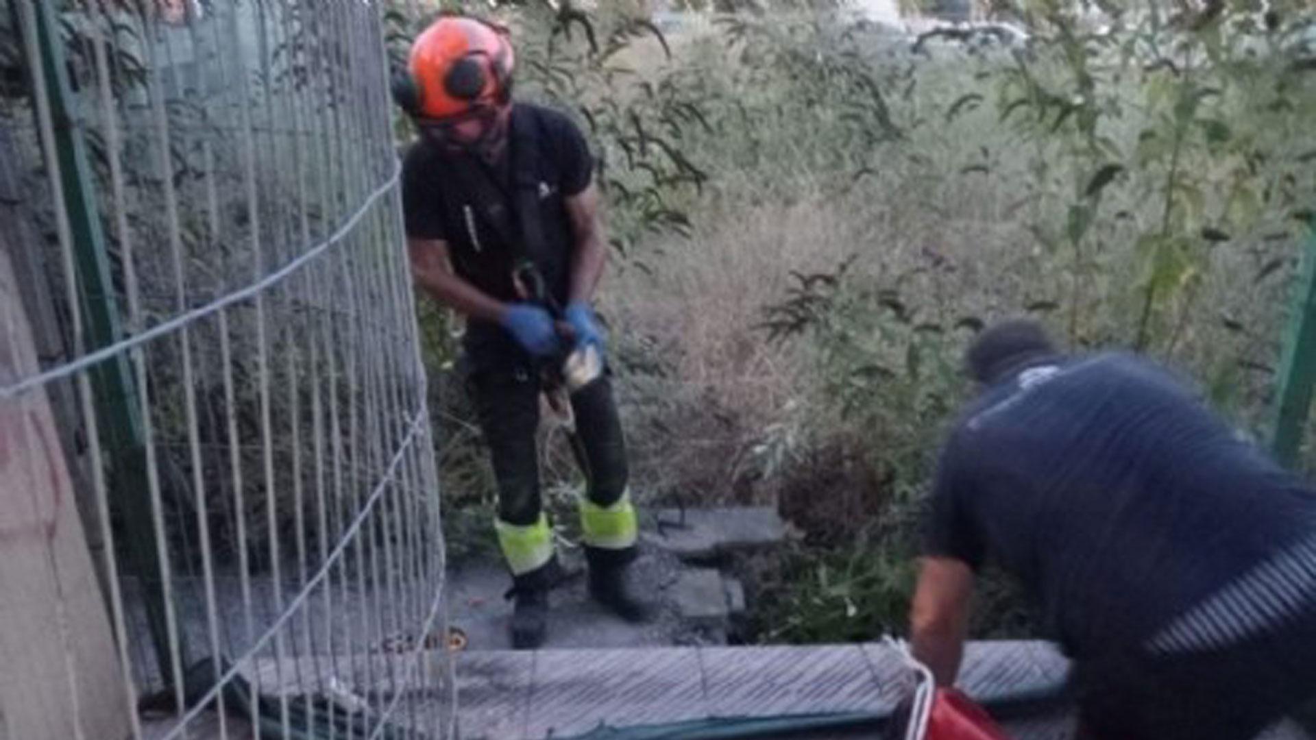 Los Bomberos de Asturias durante el rescate del menor caído a un pozo en Siero