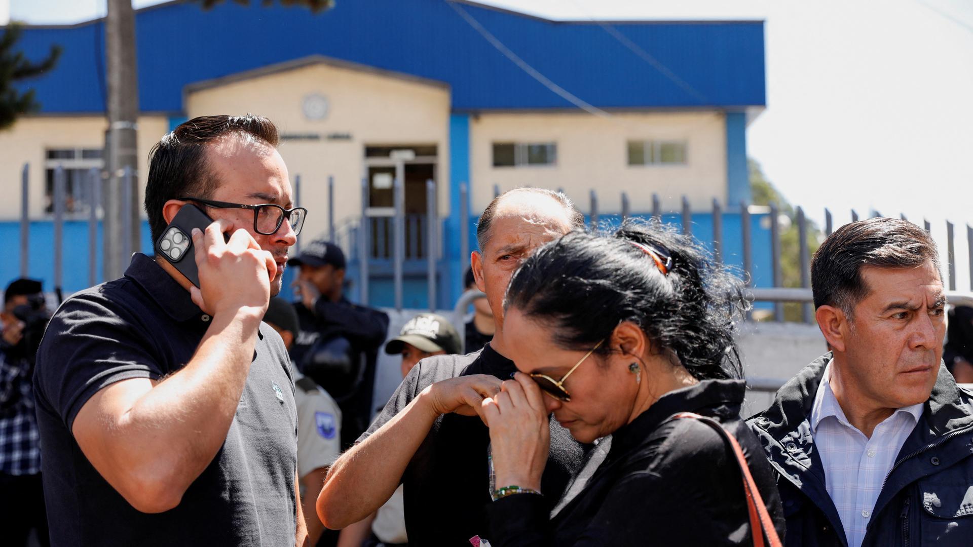 Familiares del candidato presidencial Fernando Villavicencio llegan a la morgue del Servicio Nacional de Ciencias Forenses, en Quito
