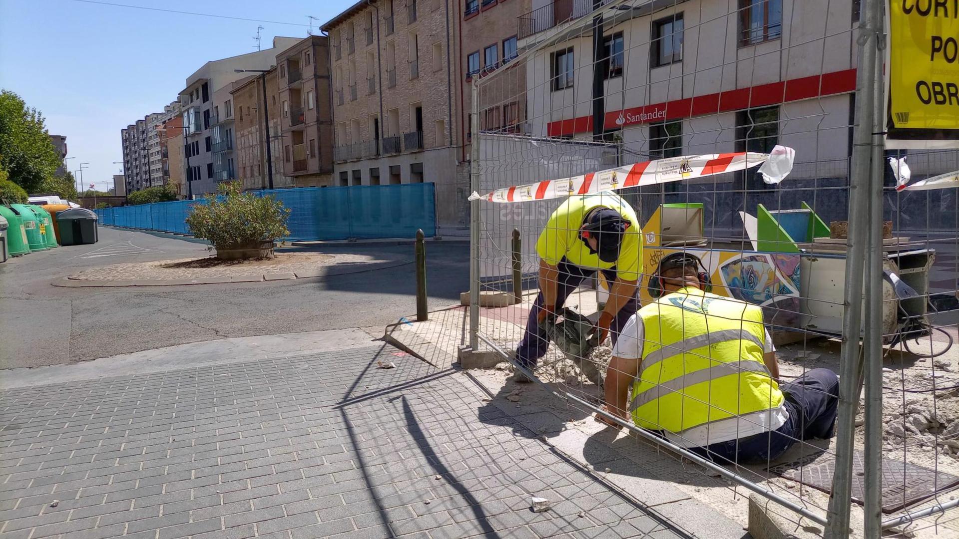 Dos operarios trabajan en las obras de reforma integral de la calle Muro