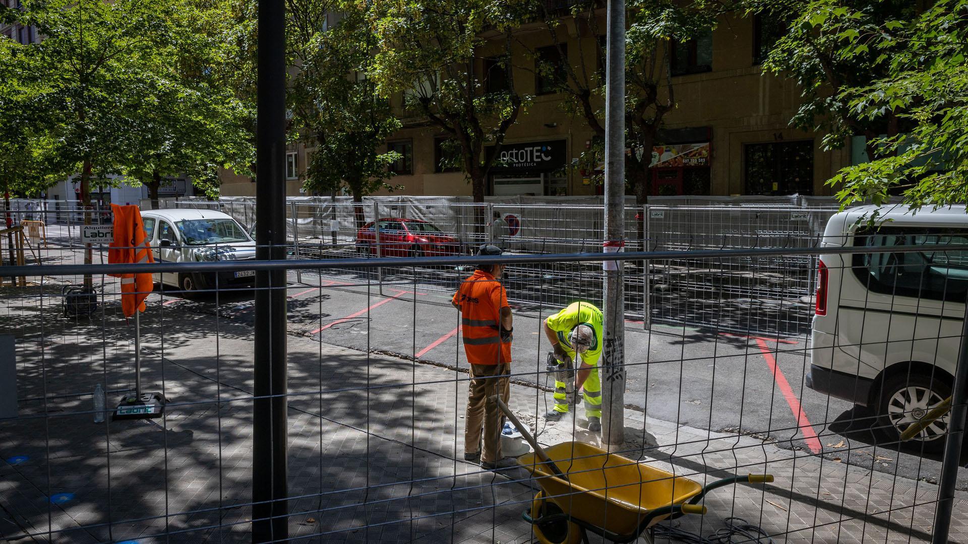 Dos operarios trabajan en las obras del parking de la calle Sangüesa