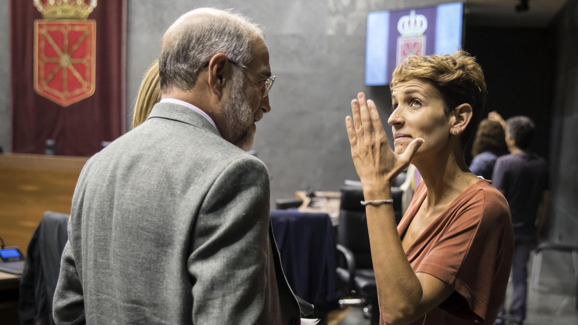 María Chivite gesticula al conversar con Fernando Domínguez en el pleno de investidura de la socialista el pasado 1 de agosto de 2019