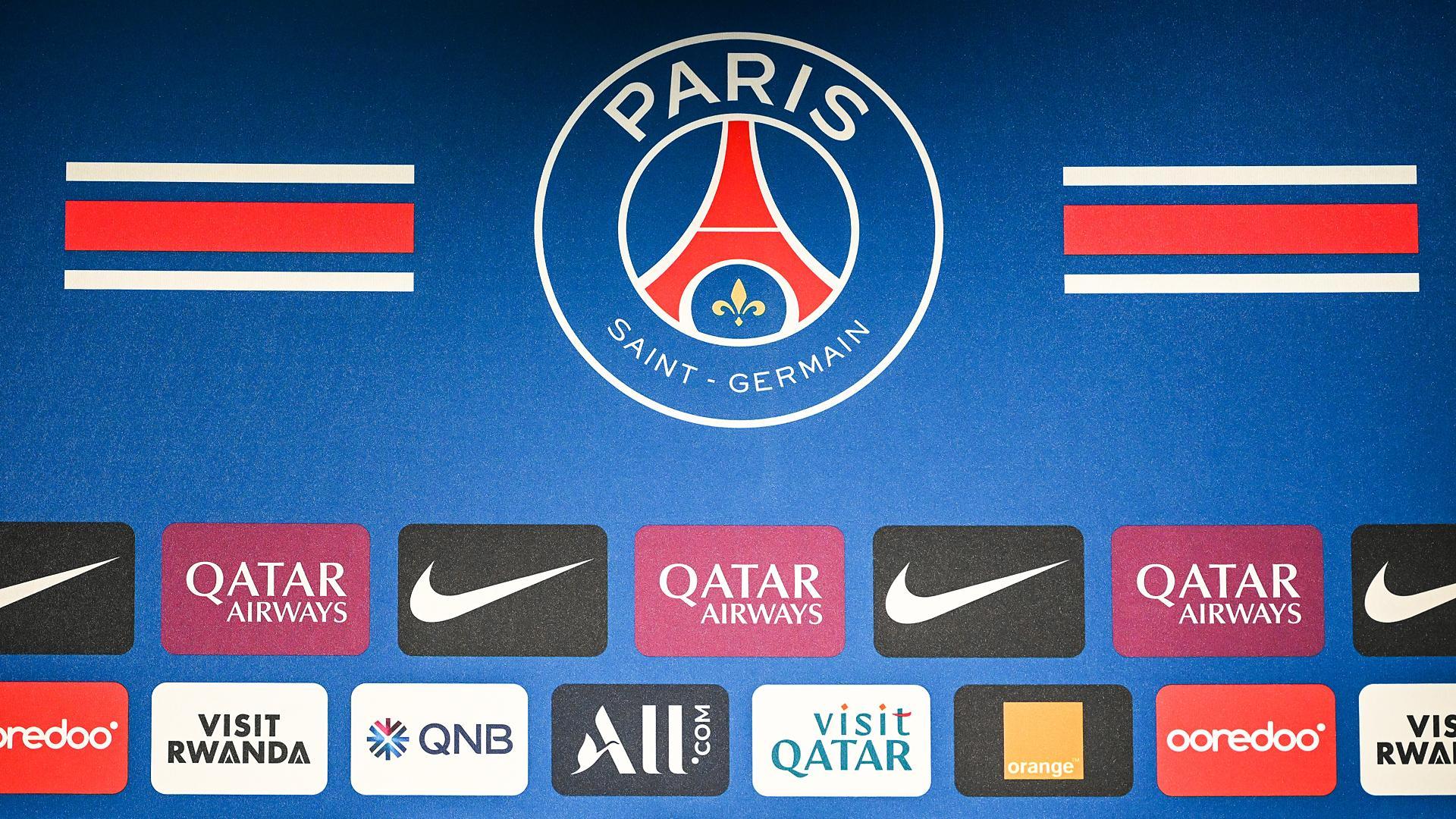 Publicidad del PSG ates de una rueda de prensa de Luis Enrique