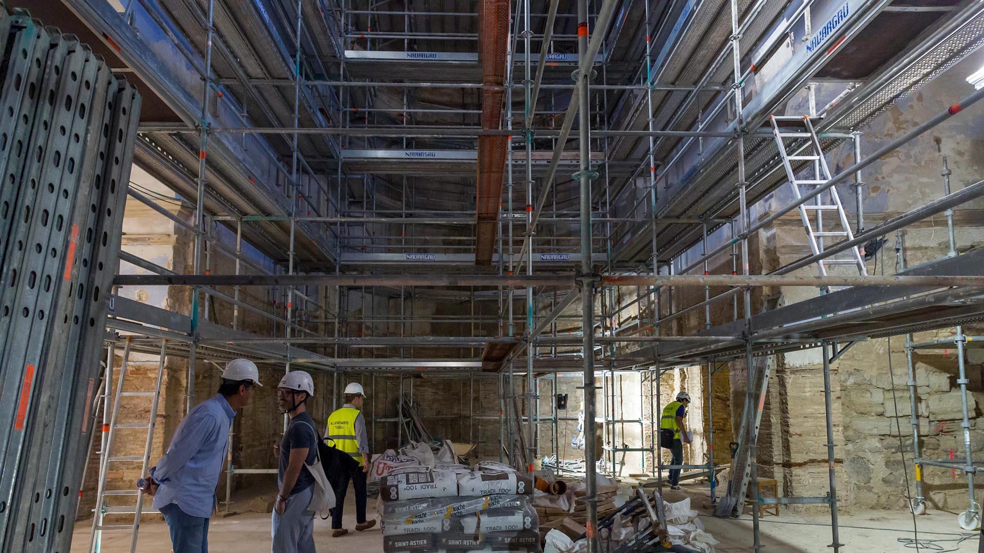 LA NAVE CENTRAL AHORA... Imagen actual de la nave central, ocupada por los andamios de las obras
