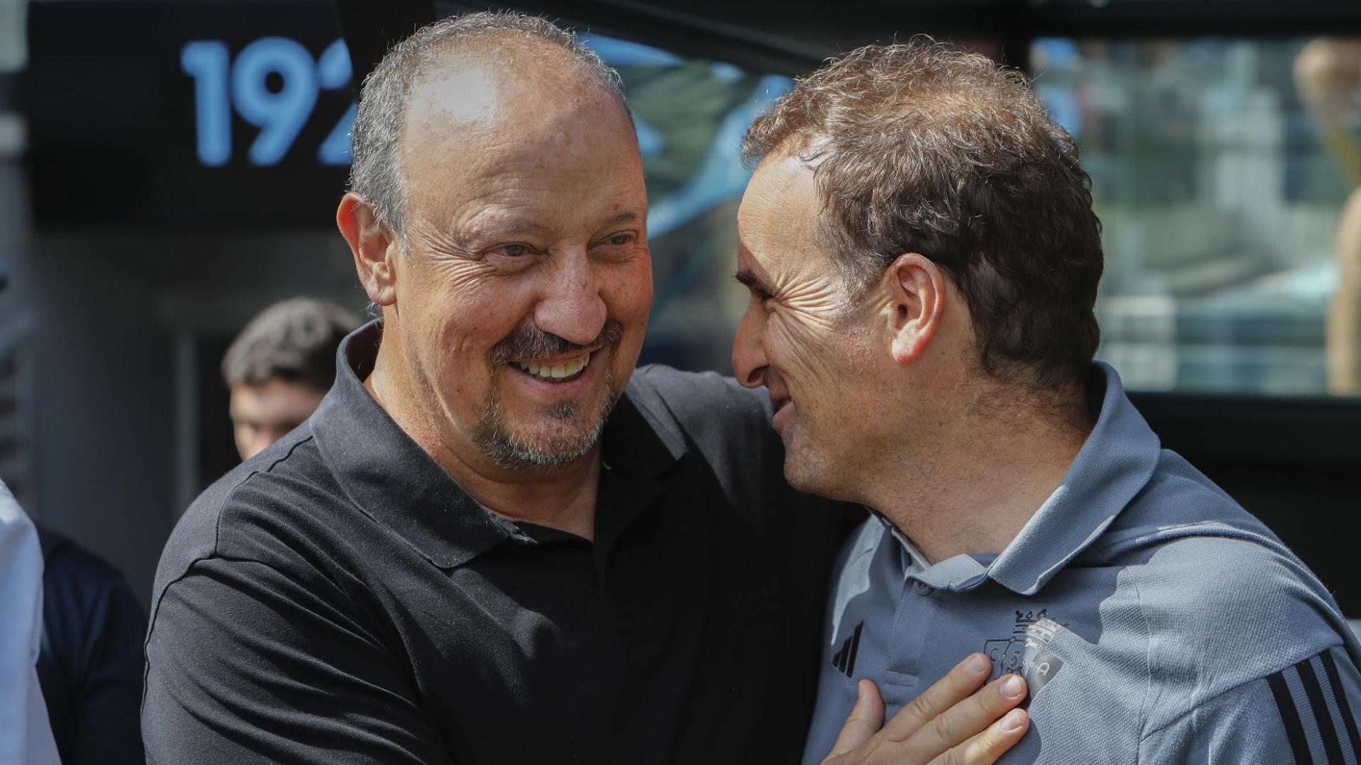 Jagoba Arrasate saluda a Rafa Benítez antes del inicio del partido Celta-Osasuna