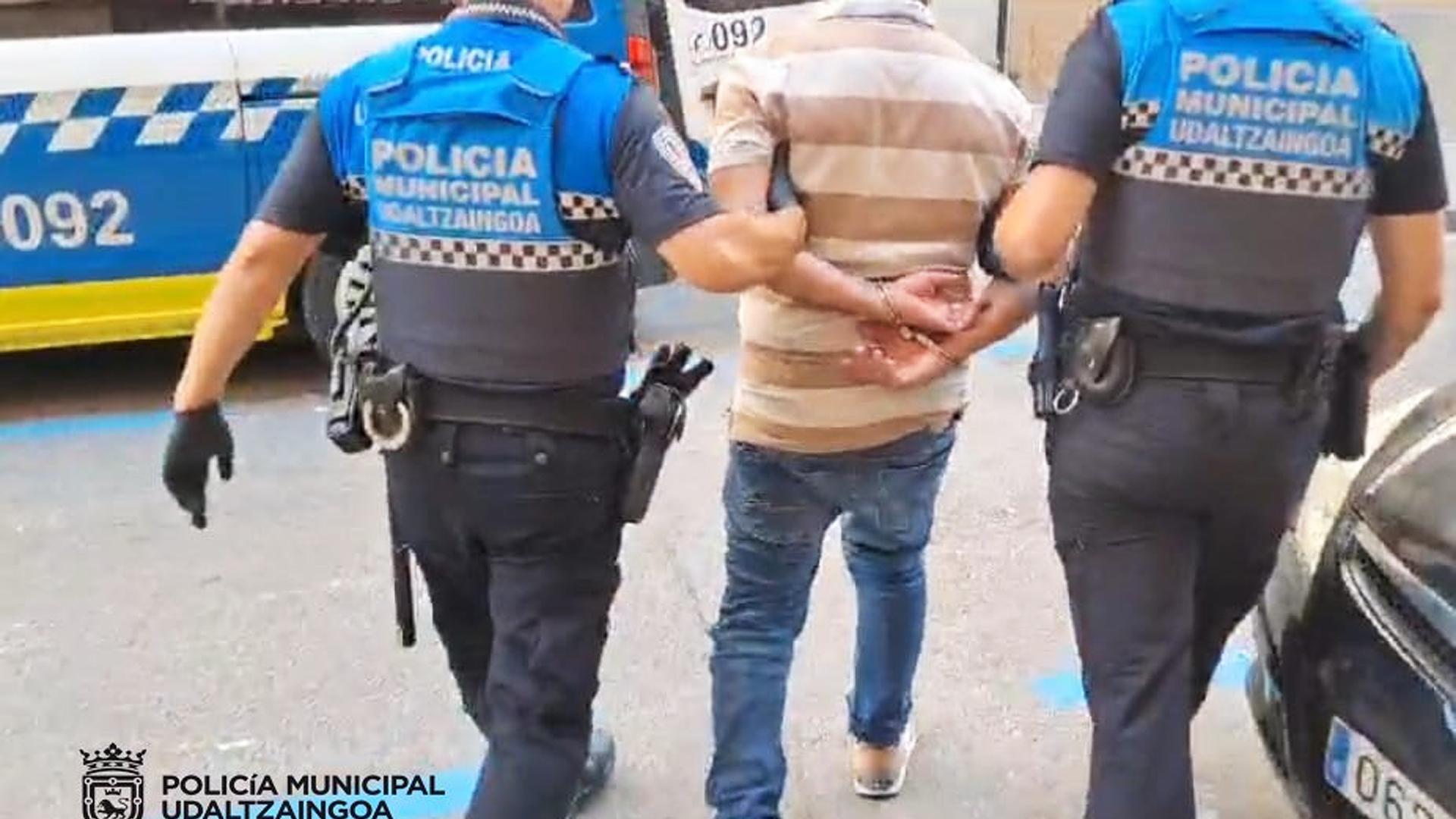 Dos agentes de la Policía Municipal en el momento de la detención