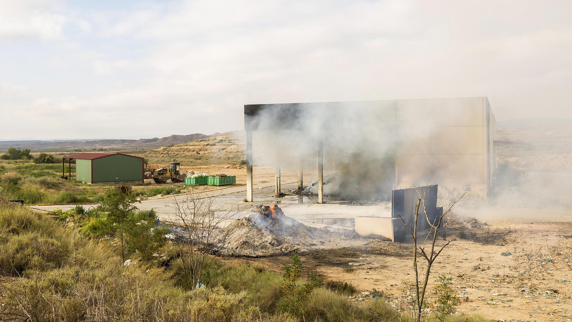 El incendio en la planta del Culebrete se mantuvo activo durante la jornada de ayer con pequeños rescoldos en la montaña de basura