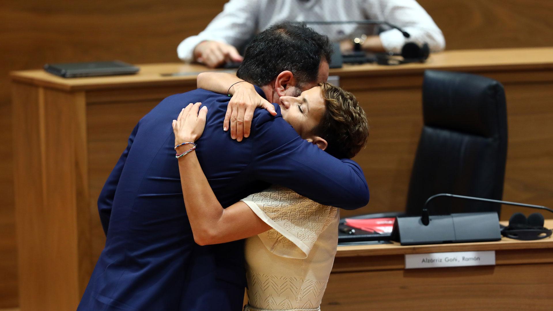 Ramón Alzórriz abraza a María Chivite durante el pleno de investidura