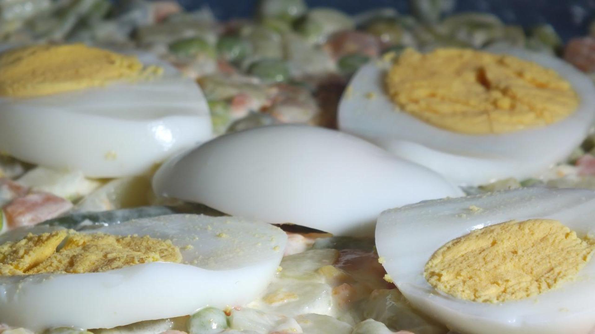 La ensaladilla rusa admite variaciones como los guisantes o pepinillos