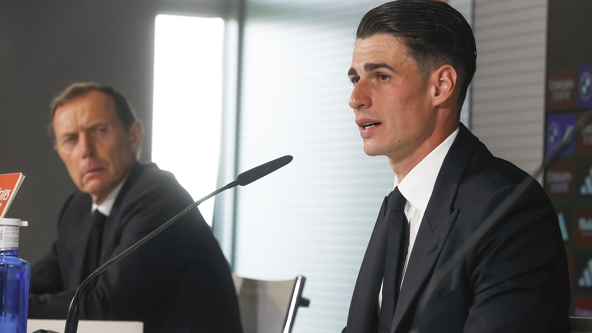 Kepa Arrizabalaga (dc ha.) junto a Emilio Butragueño durante sus primeras palabras como meta dle Real Madrid
