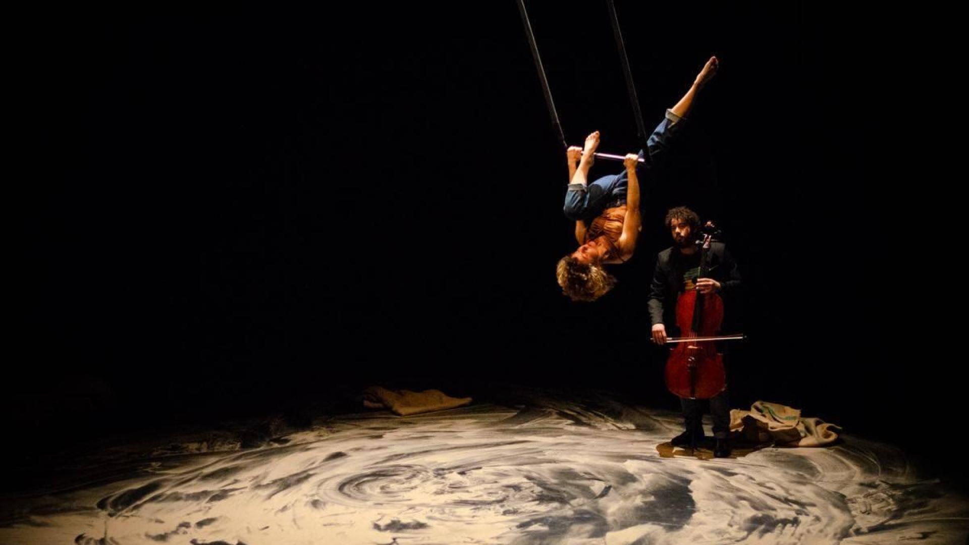 'Artxipiélago', danza aérea con La Trapecionista, llega hoy al Museo de Navarra.