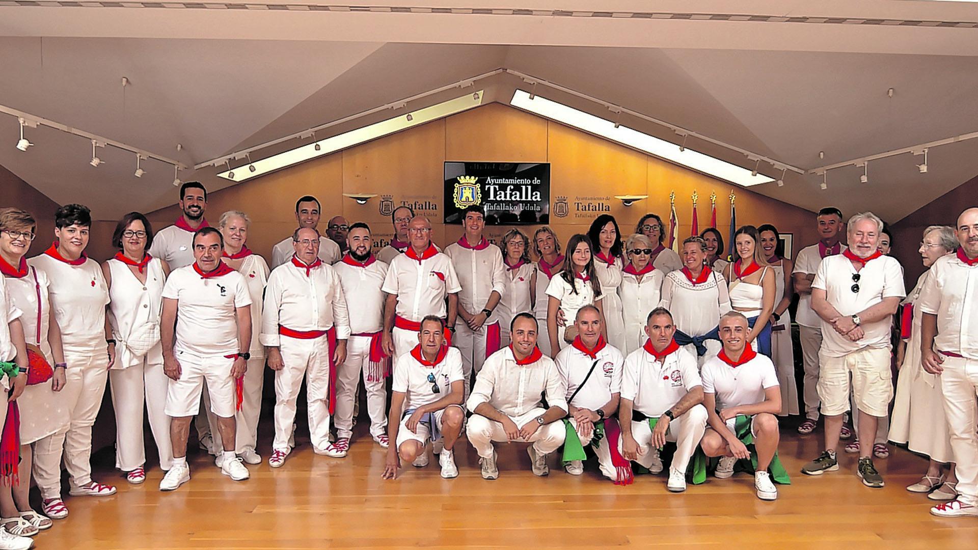 Al concluir el acto, los homenajeados y homenajeadas posaron con la corporación municipal en una fotografía de familia
