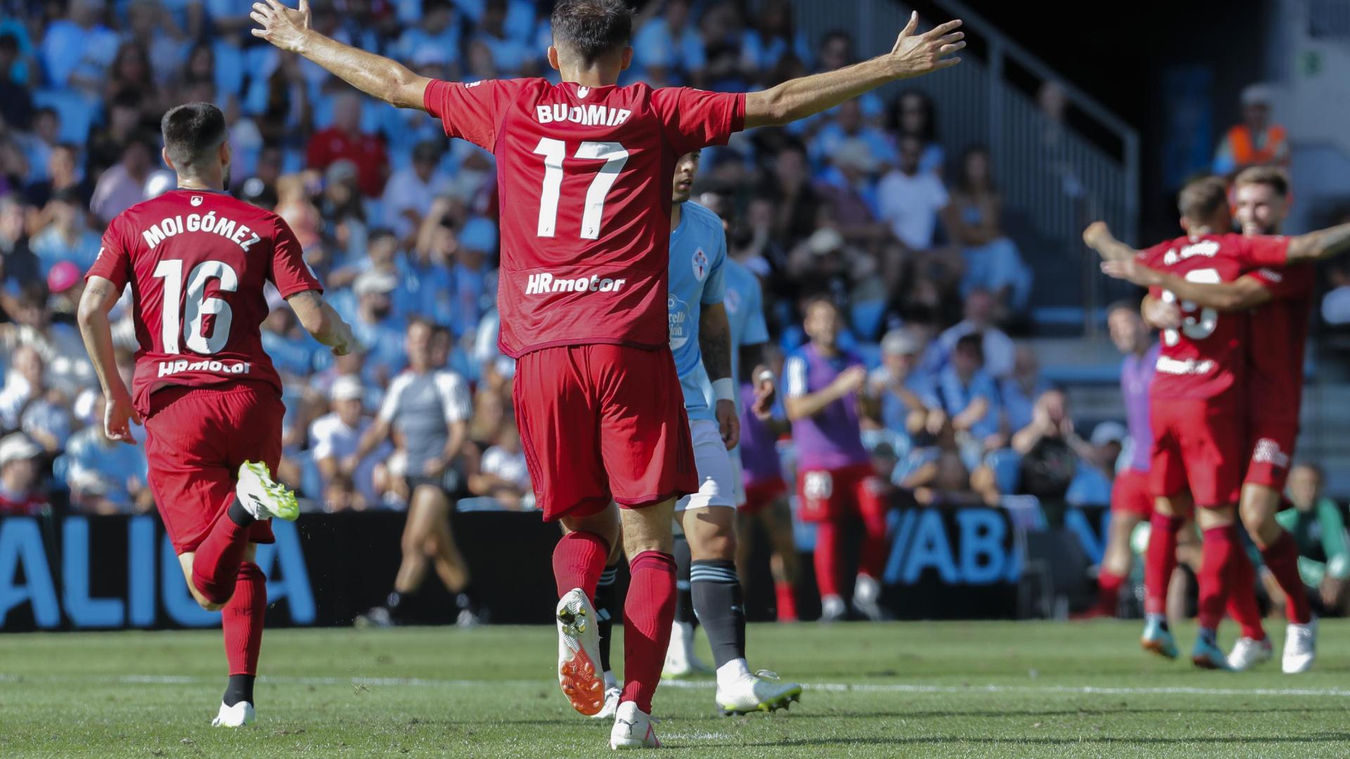 Budimir, uno de los jugadores más altos del equipo, extiende sus brazos en señal de alegría el pasado domingo en Vigo