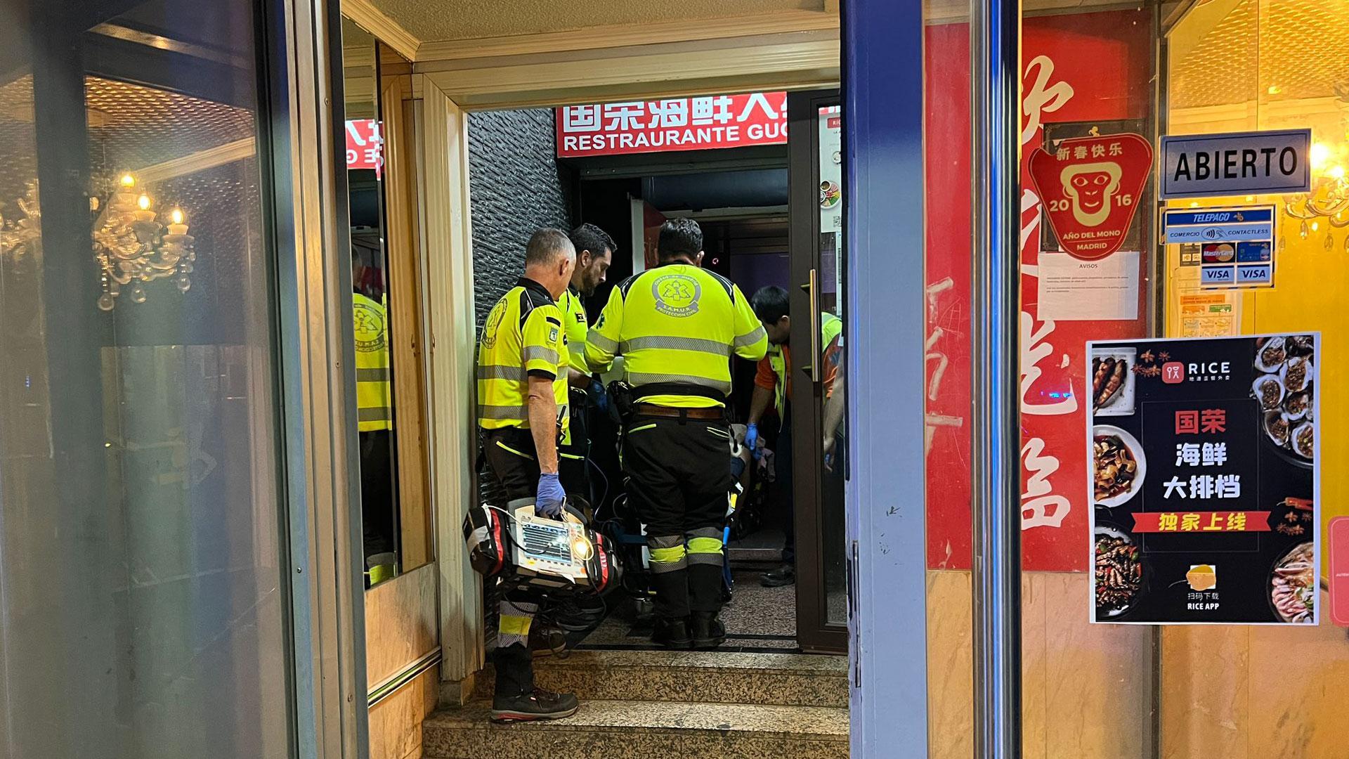 Un equipo de Samur Protección Civil estabiliza al hombre de 46 años que ha resultado herido grave al recibir un disparo en la cabeza cuando se encontraba en el interior de un restaurante