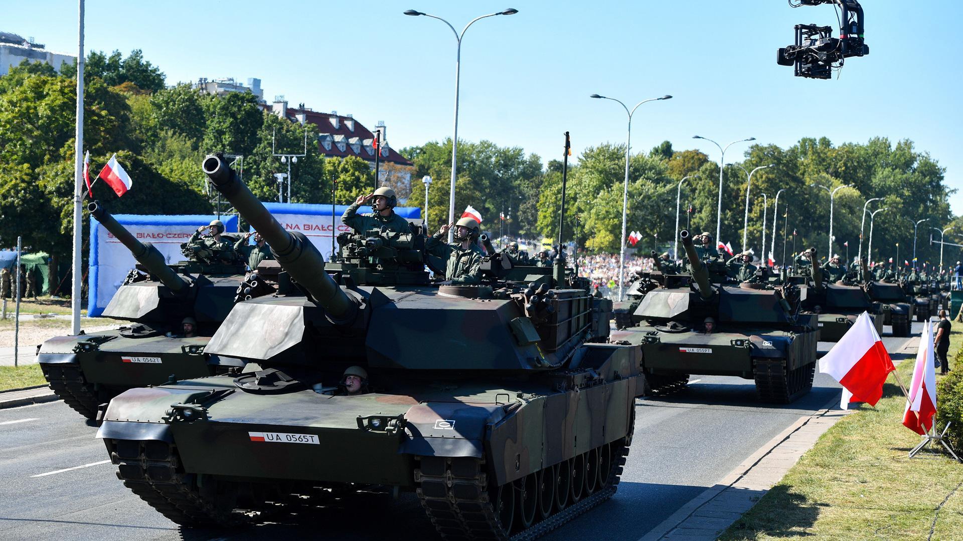 Tanques durante el desfile en Polonia