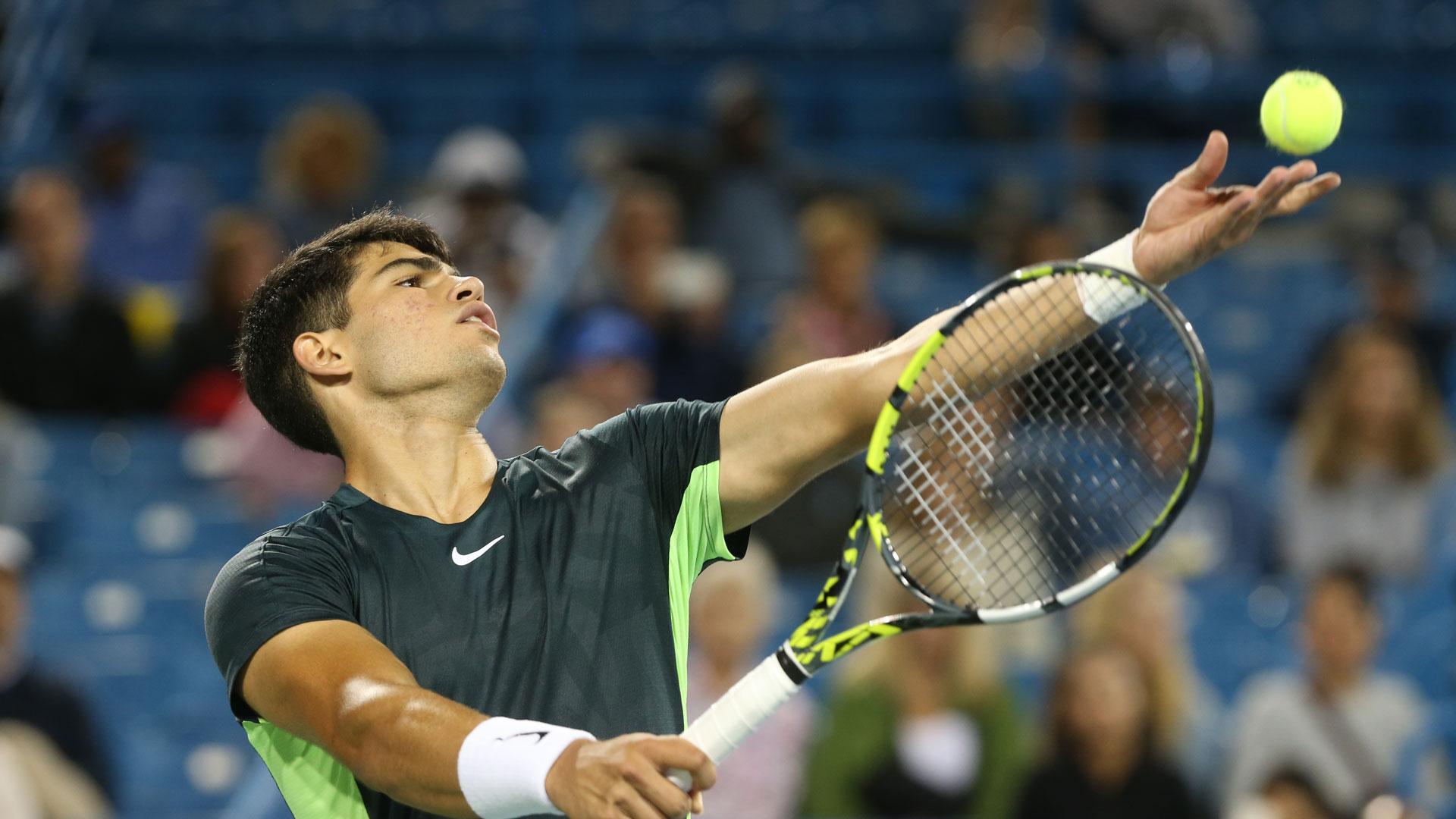 El español Carlos Alcaraz devuelve ante el australiano Jordan Thompson en un partido de la segunda ronda del Masters 1.000 de Cincinnati