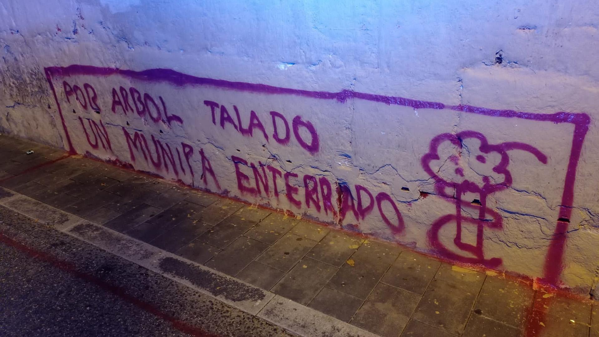 Pintada amenazante, ya borrada, en la calle Jarauta